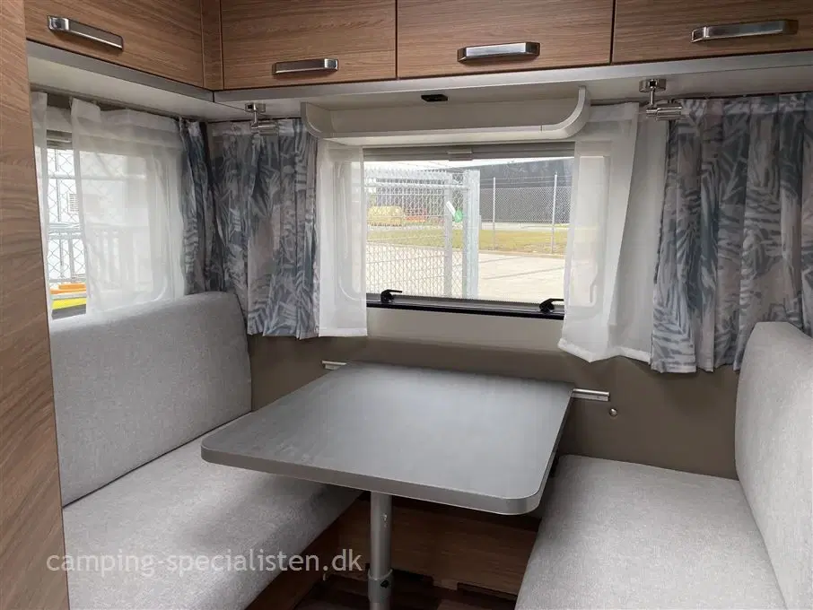 2024 - Weinsberg CaraOne 390 QD DK EDITION    WEINSBERG - CaraOne 390 QD campingvogn 2024 kan nu opleves hos Camping-specialistendk i Silkeborg