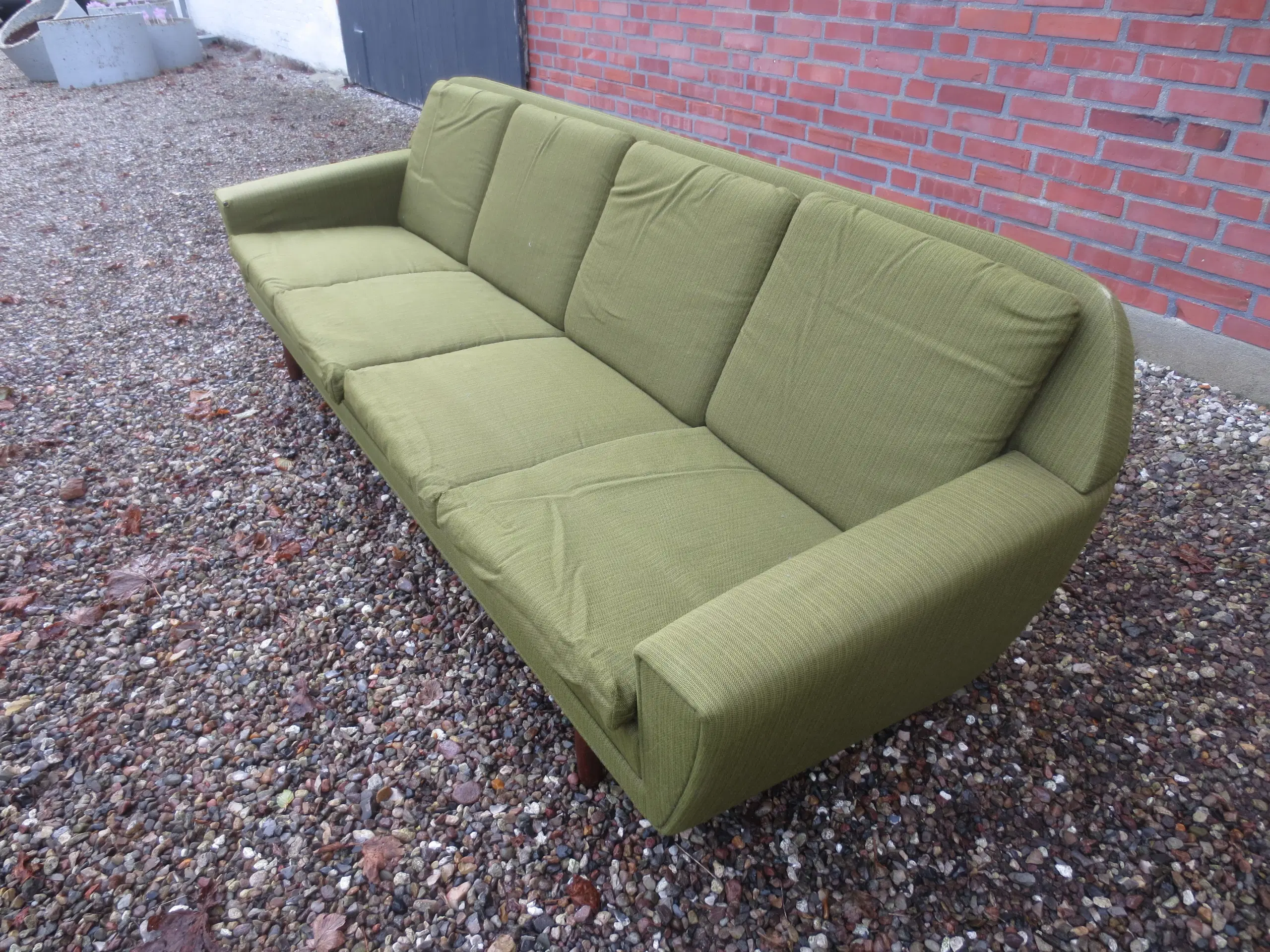 1 stk Retro 4 personers sofa med Teak ben