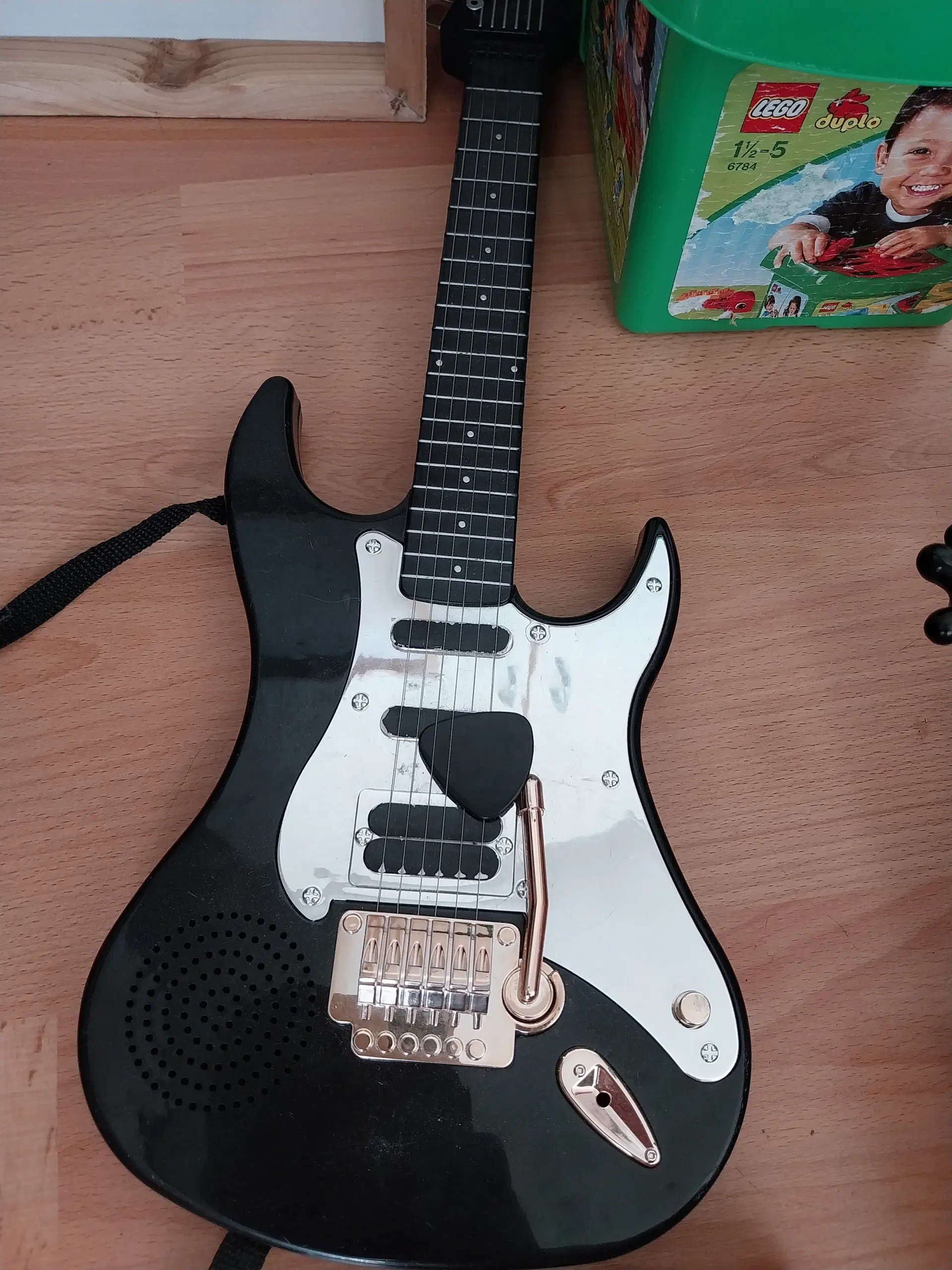 Legetøjs guitar