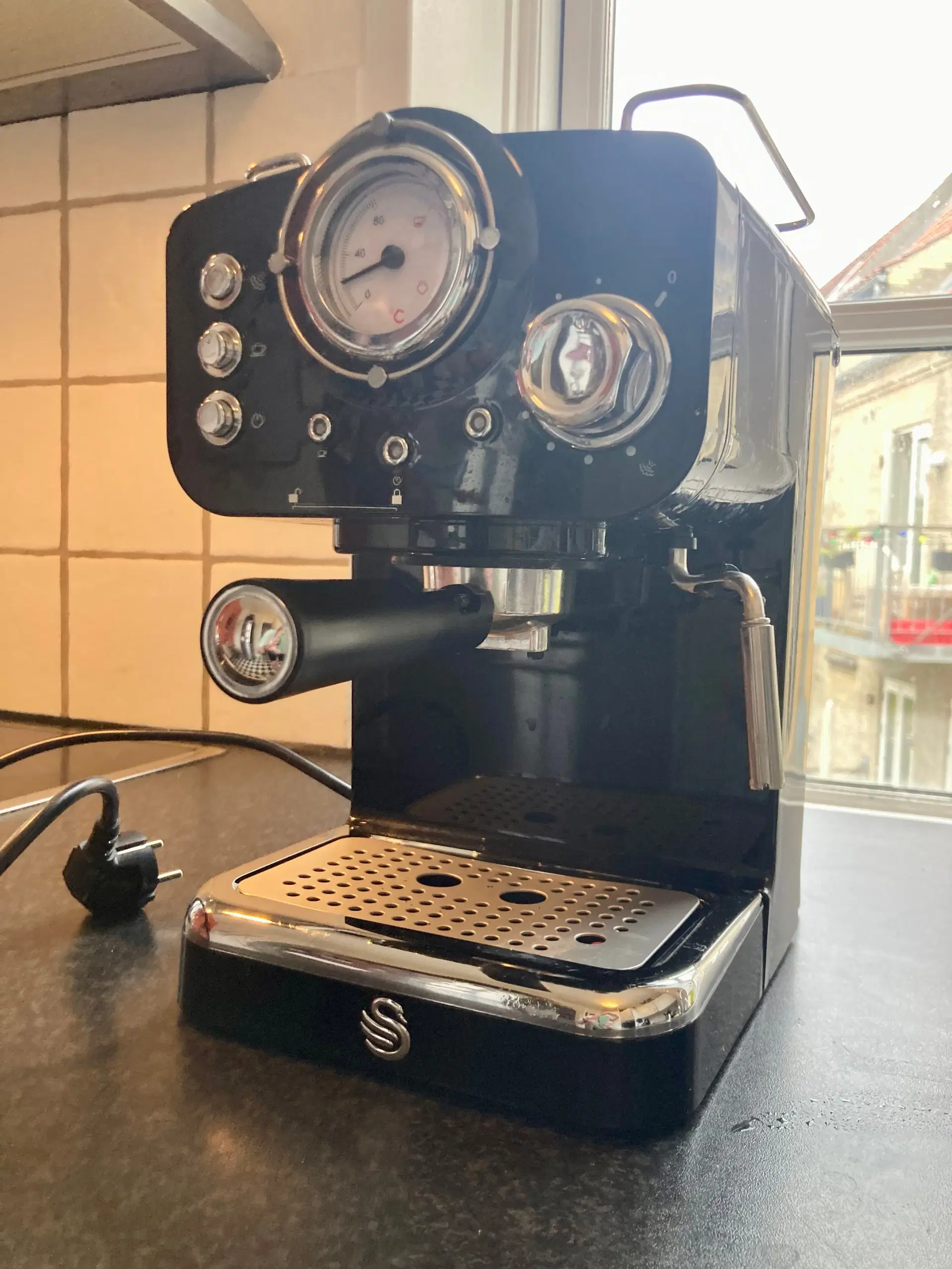 Espressomaskine med mælkeskummer Swan Retro
