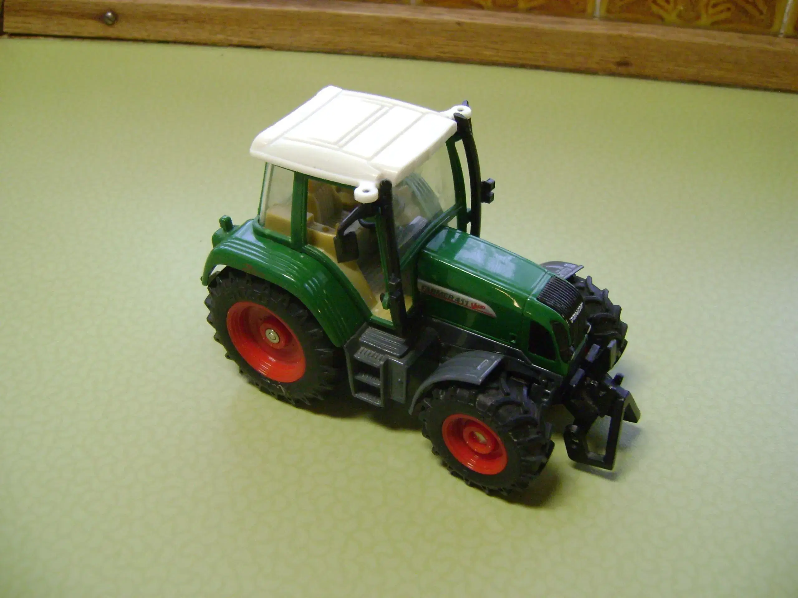 Model traktor Fendt 411