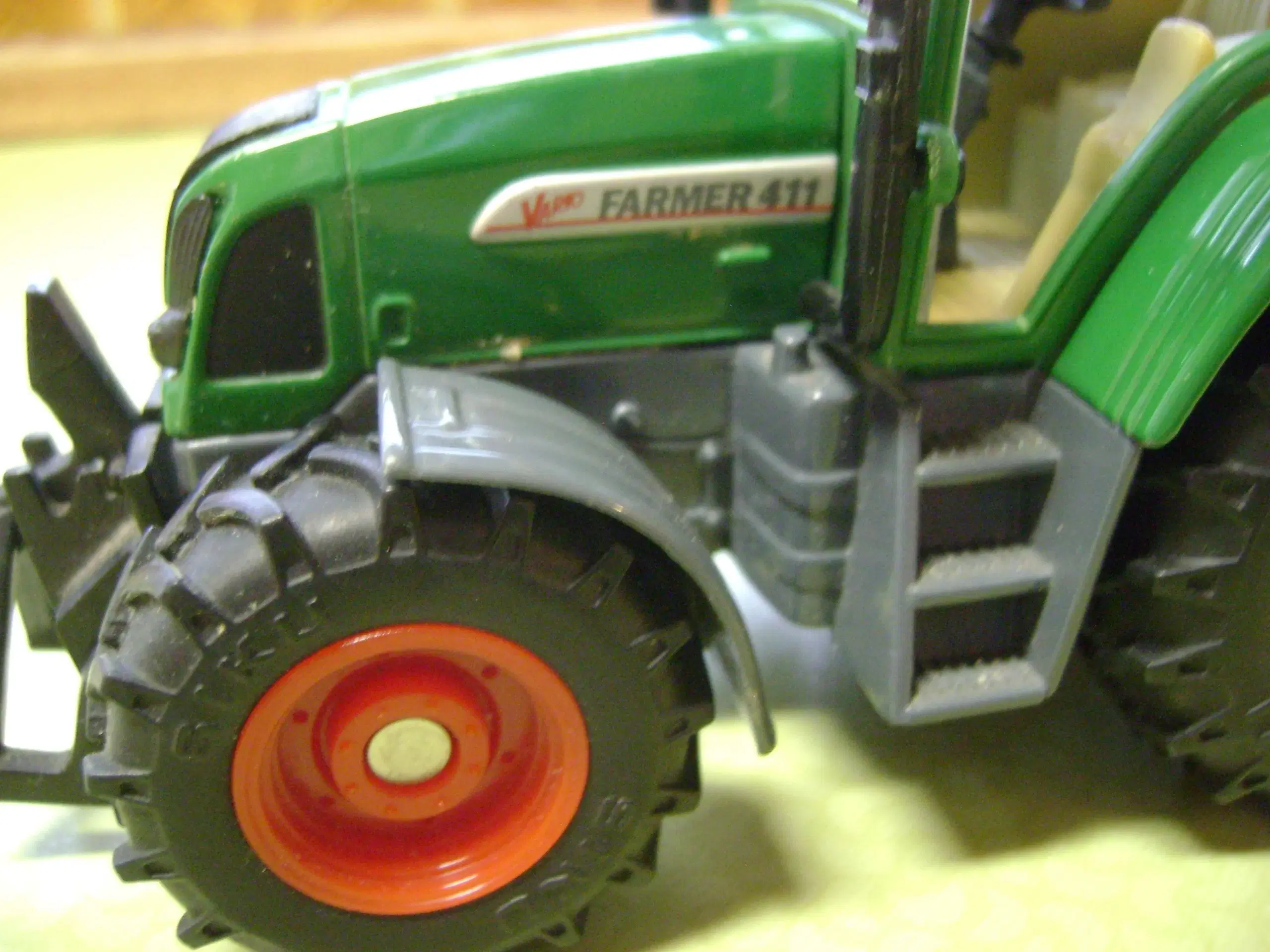 Model traktor Fendt 411