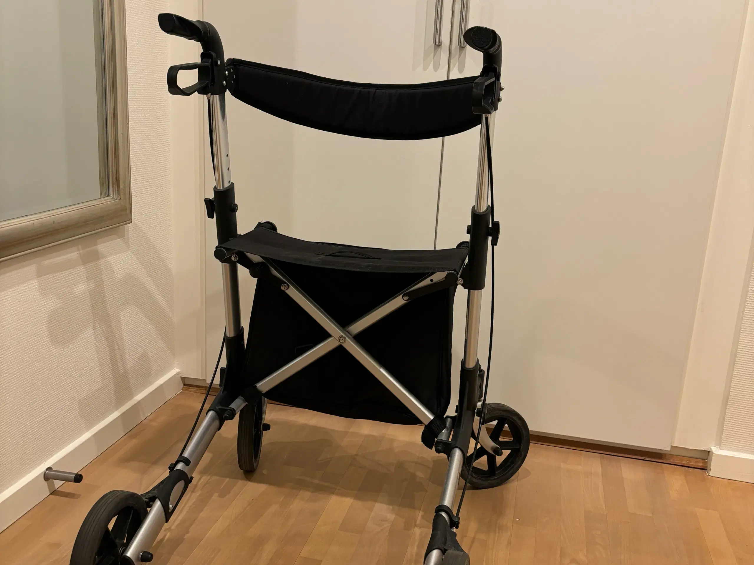 Letvægts rollator med praktisk taske