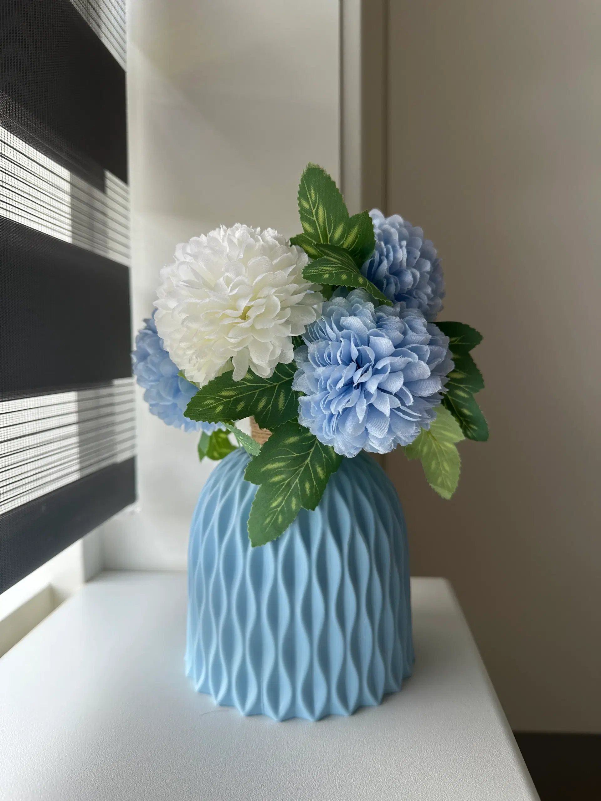 Vase med dekorationsblomster