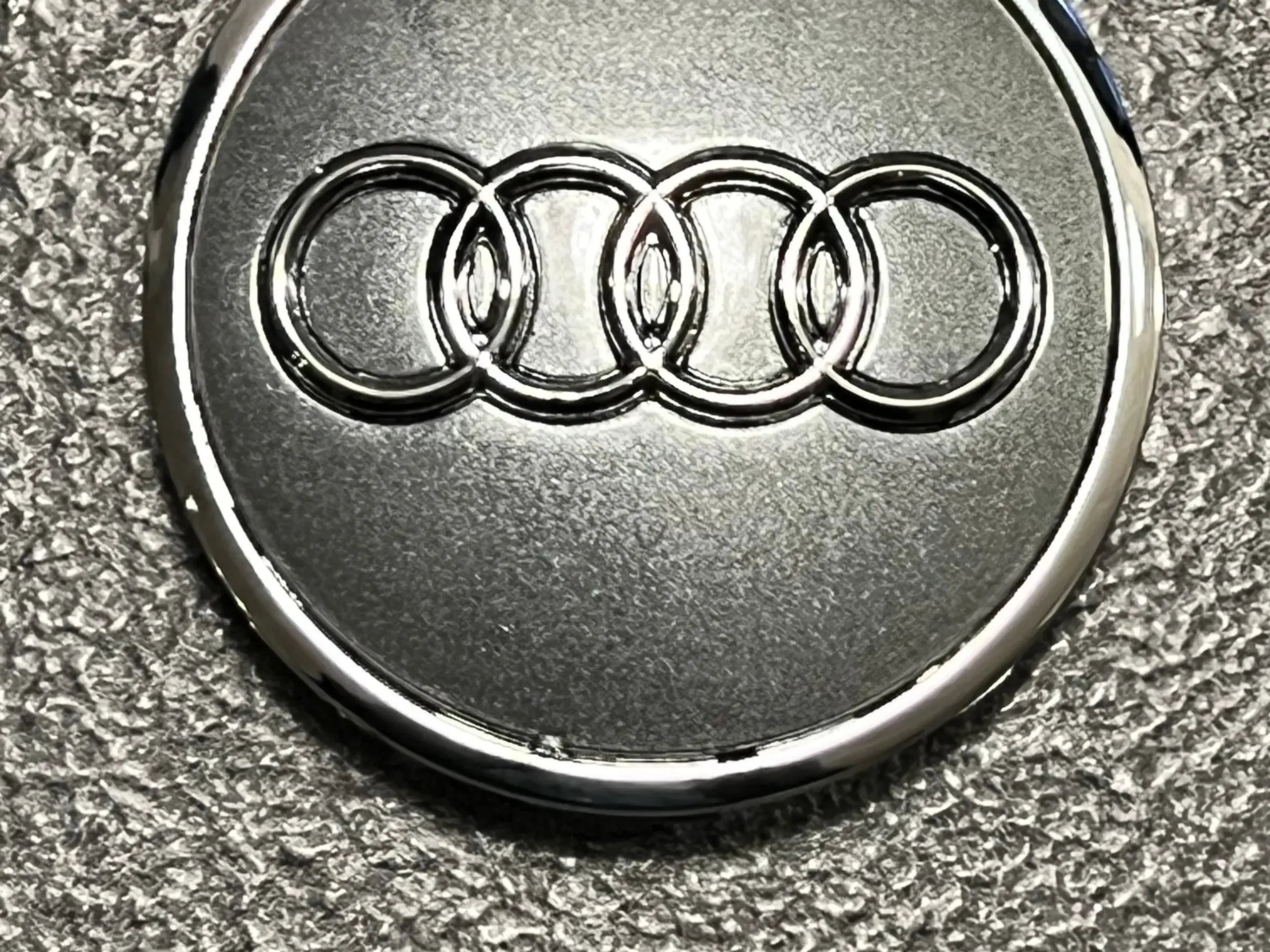 Audi centerkapsler grå/ Krom 61/57mm