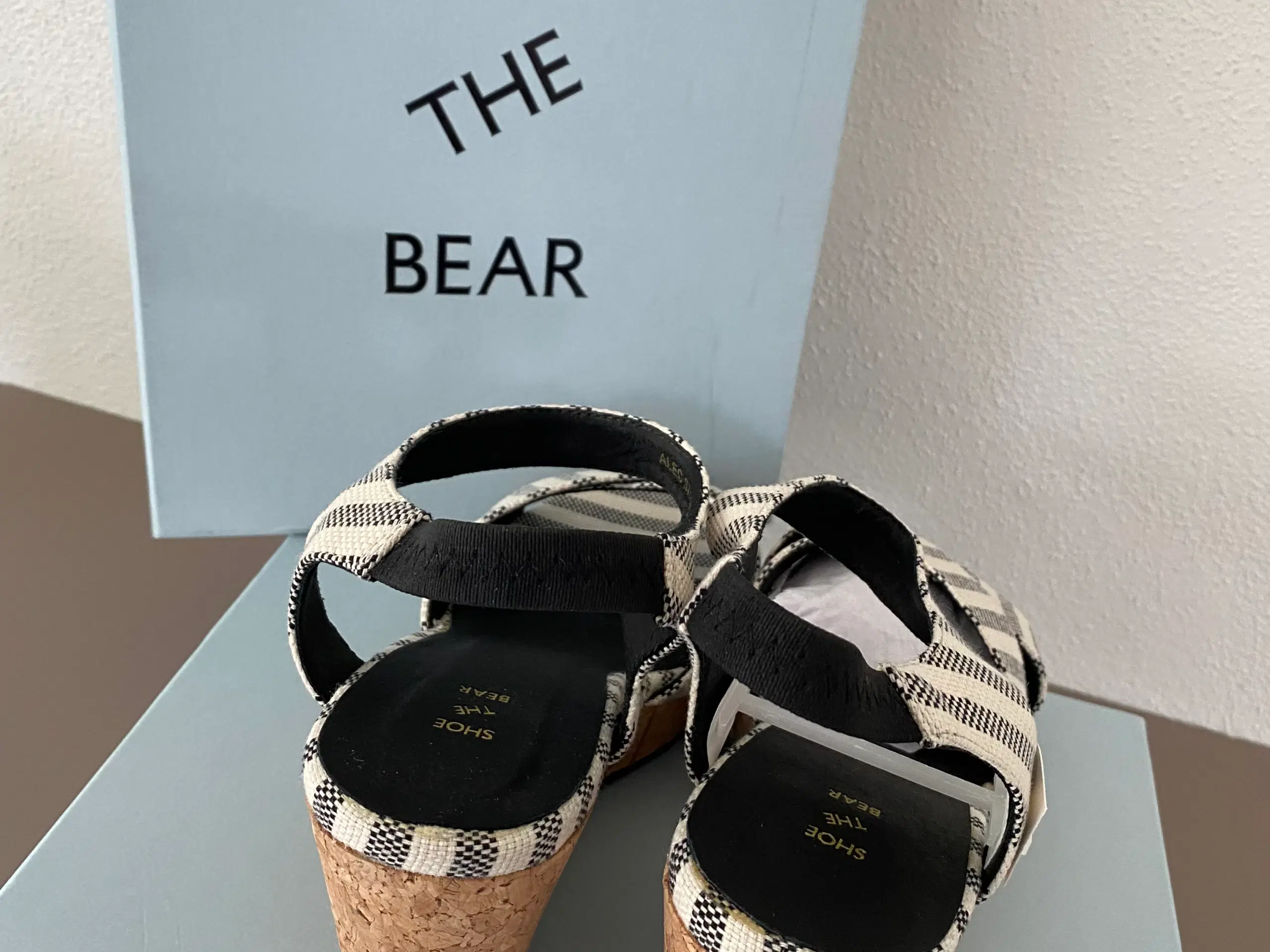 Nye Shoe the bear sandaler