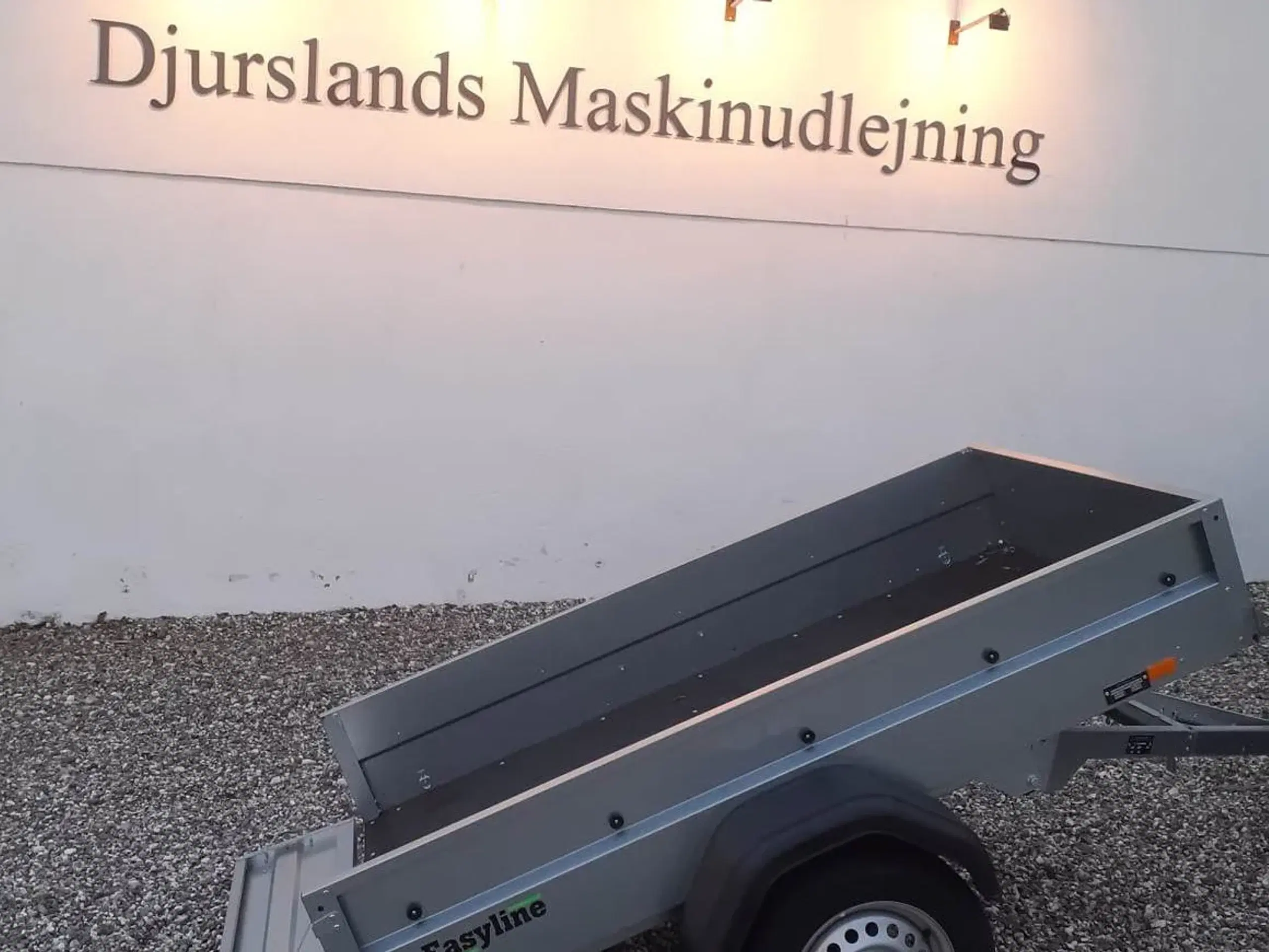 Trailer med vippefunktion udlejes