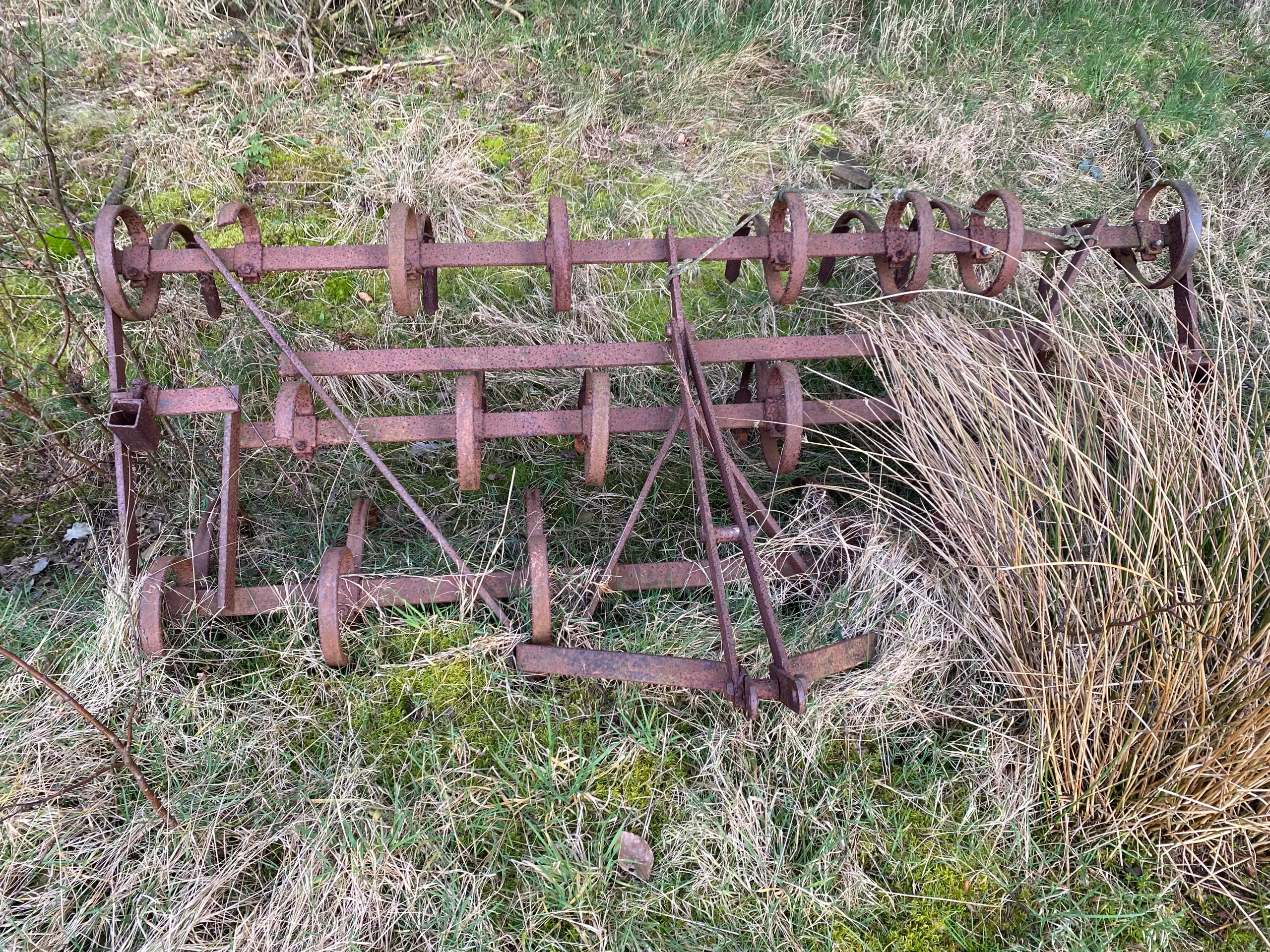 Ældre harve til mindre traktor (2m)