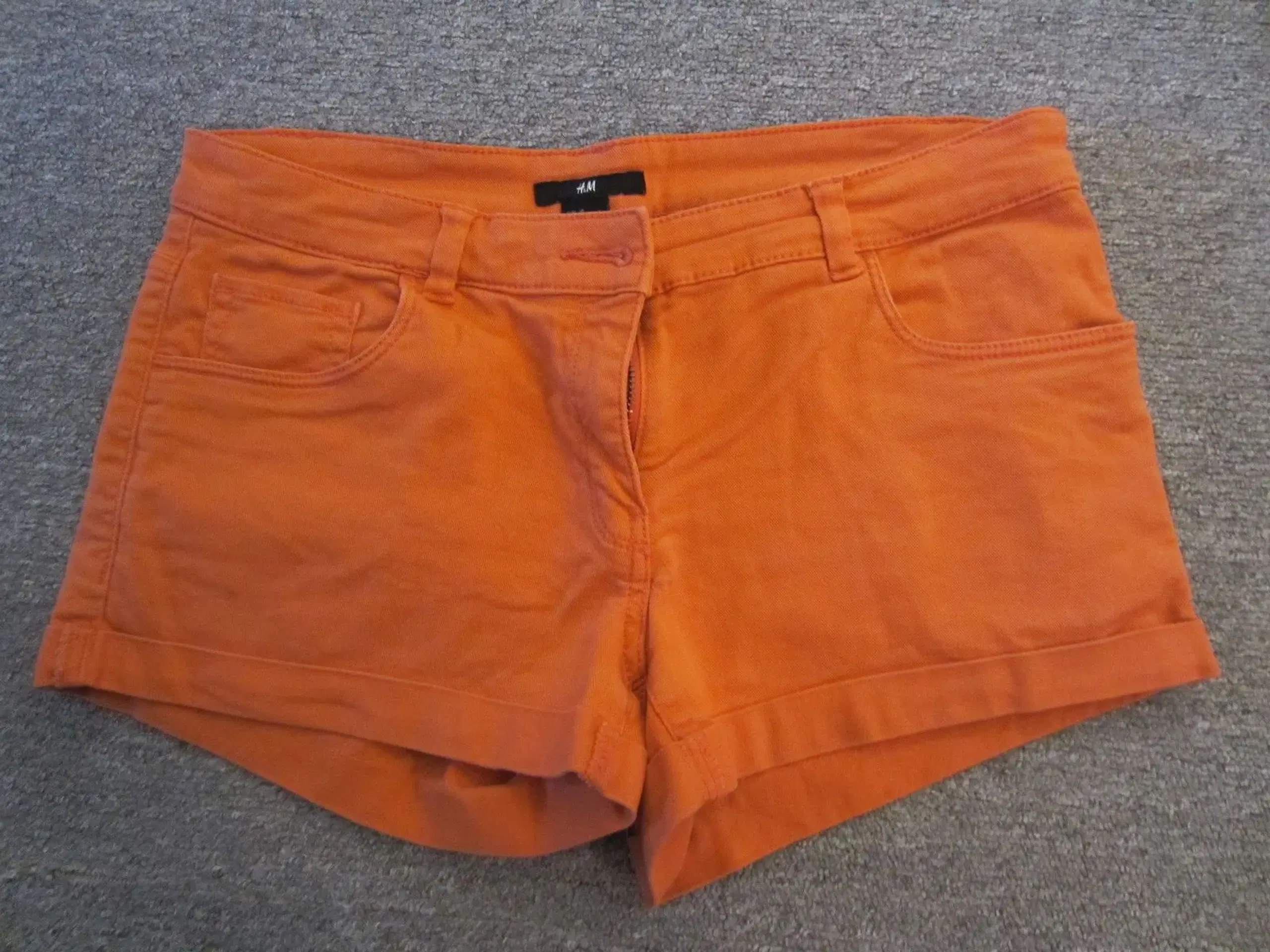 Smarte orange shorts i str 36 fra HM