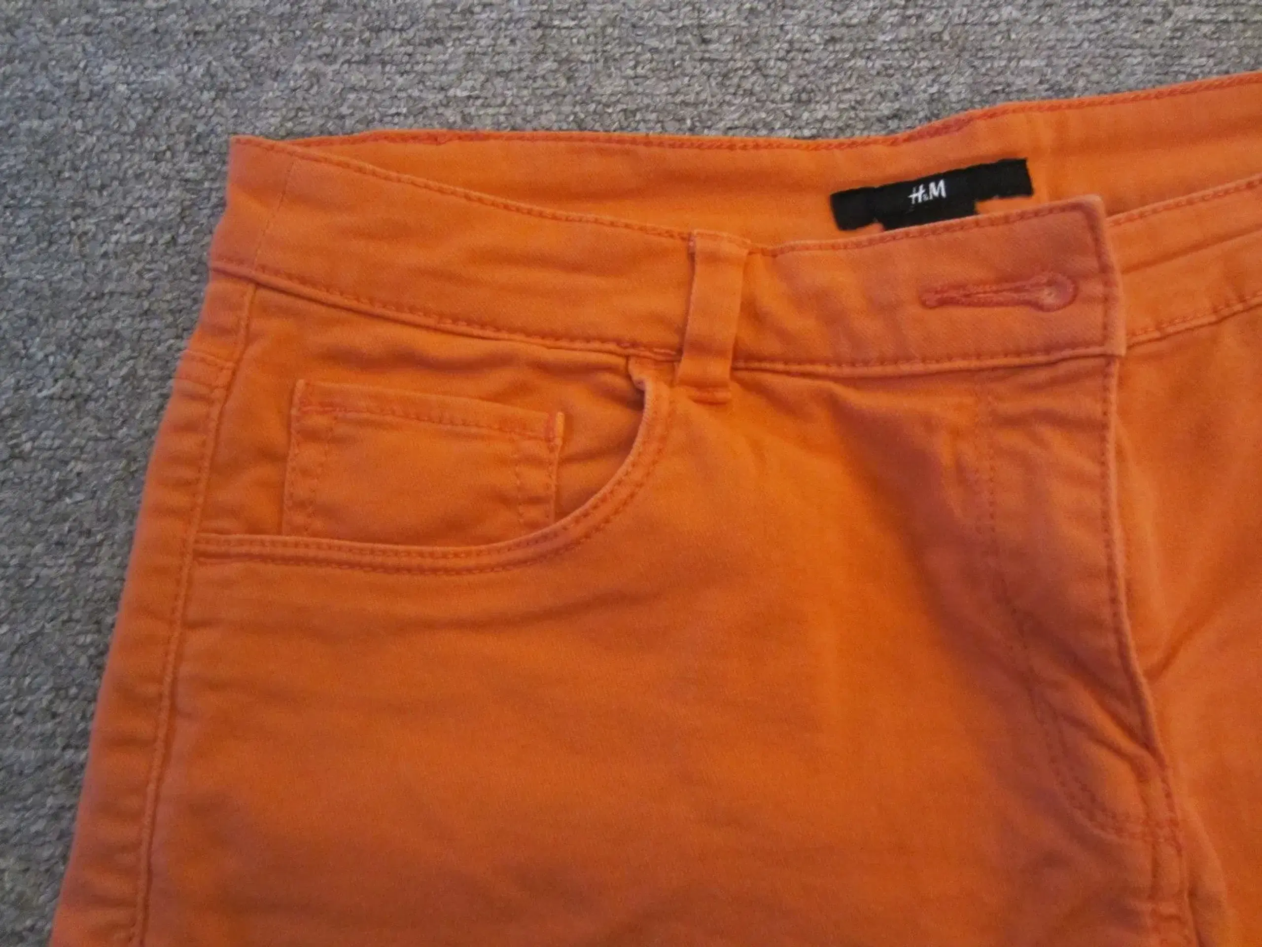 Smarte orange shorts i str 36 fra HM