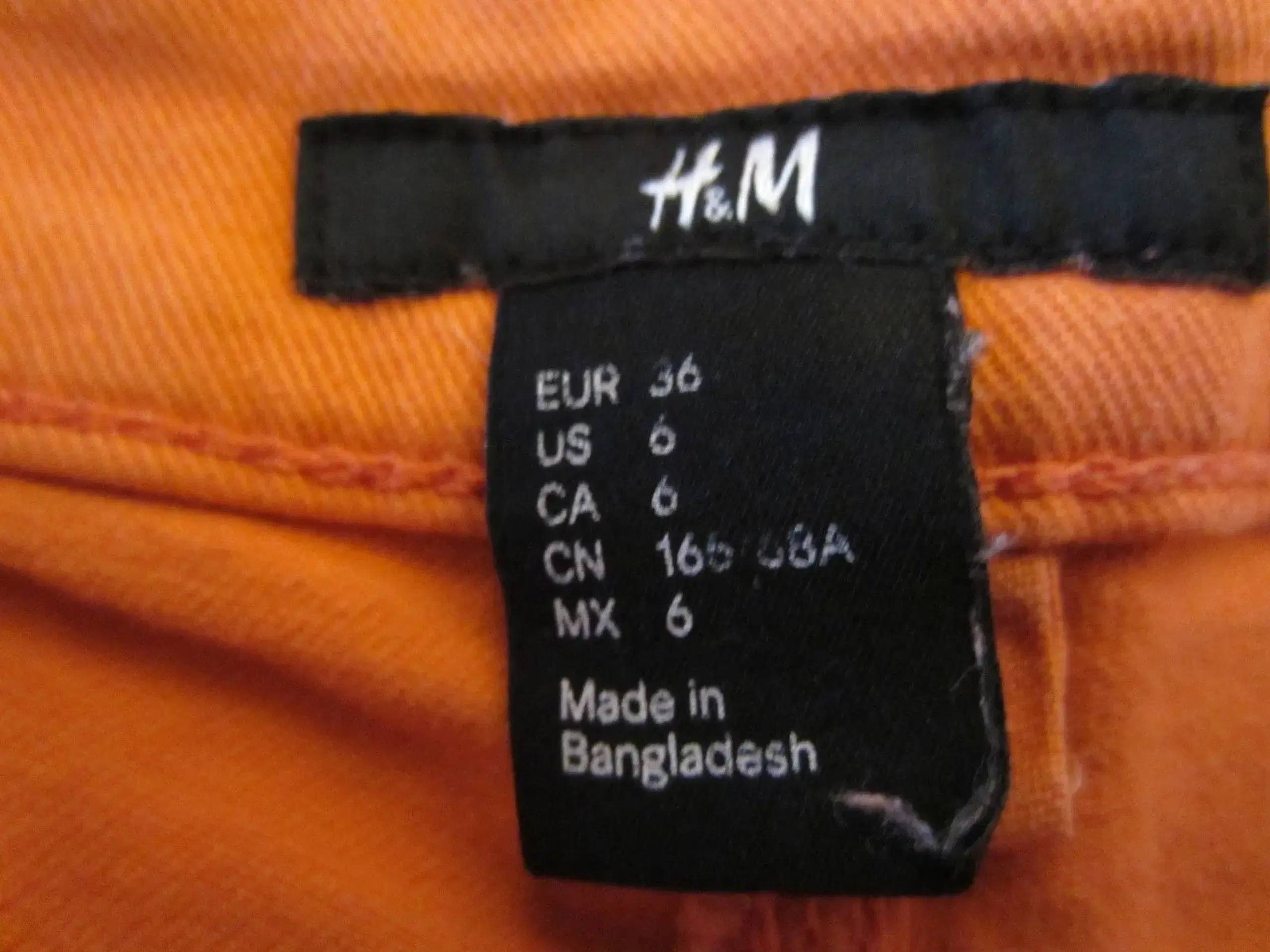 Smarte orange shorts i str 36 fra HM