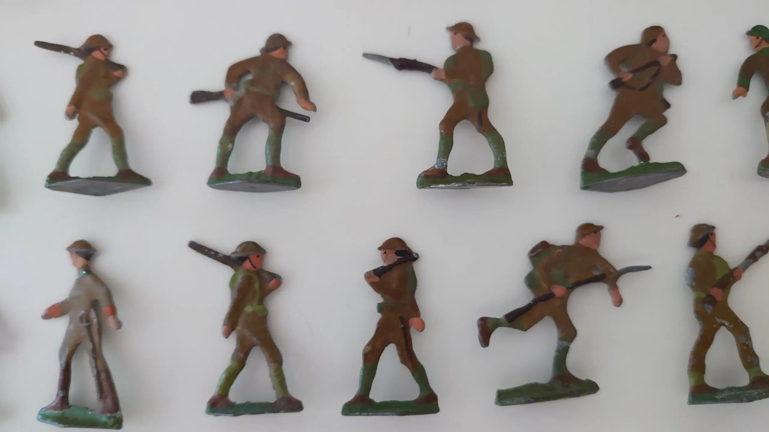 92 stk miniature tinfigurer af soldater biler mm