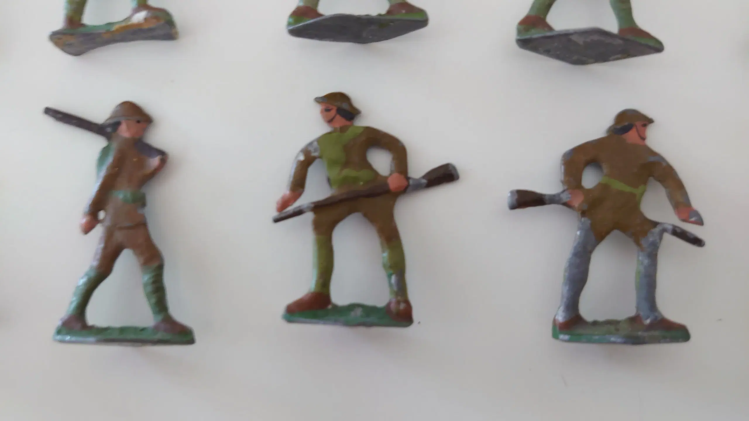 92 stk miniature tinfigurer af soldater biler mm