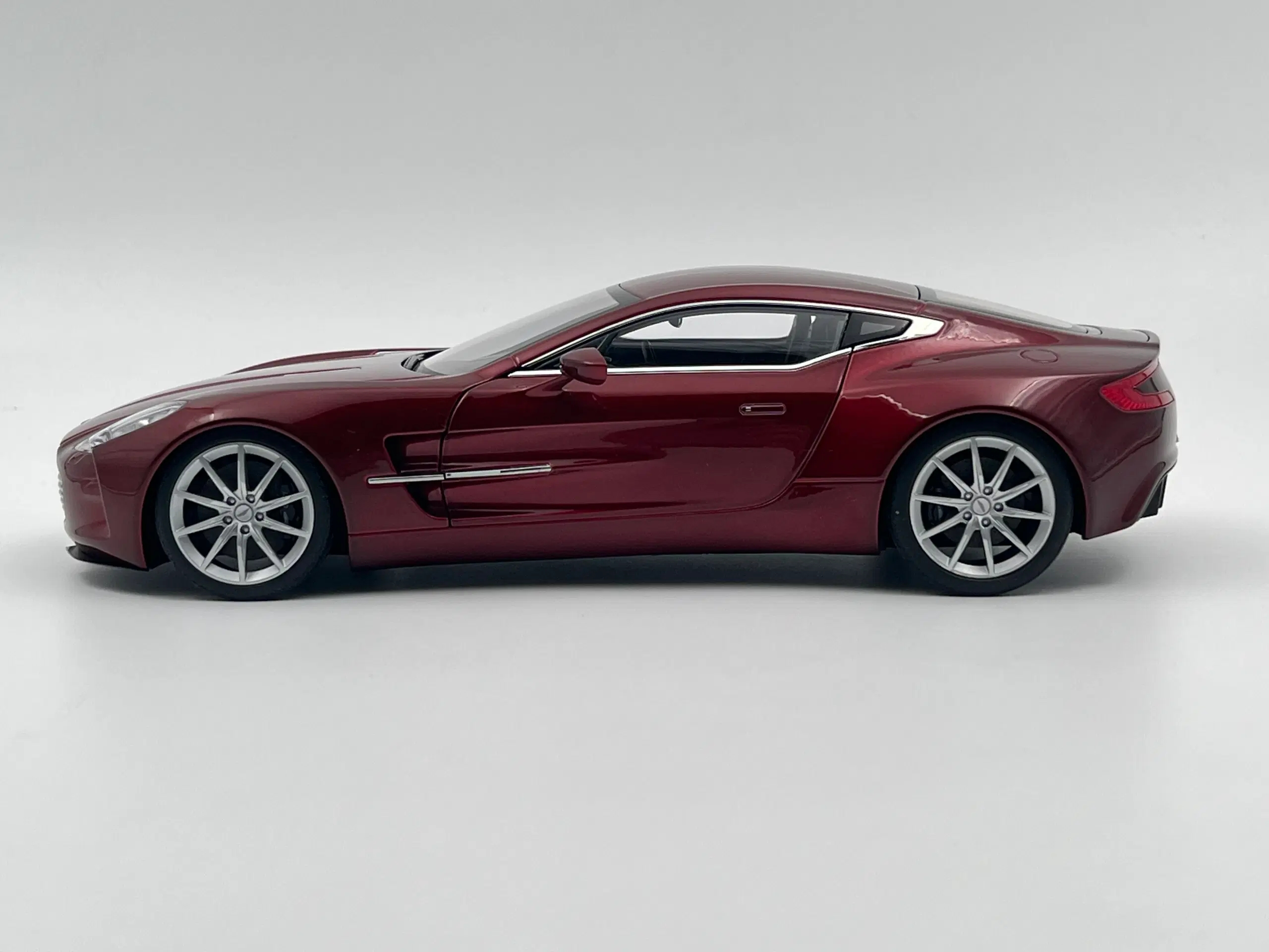 2009 Aston Martin One-77 AUTOart Signature - 1:18