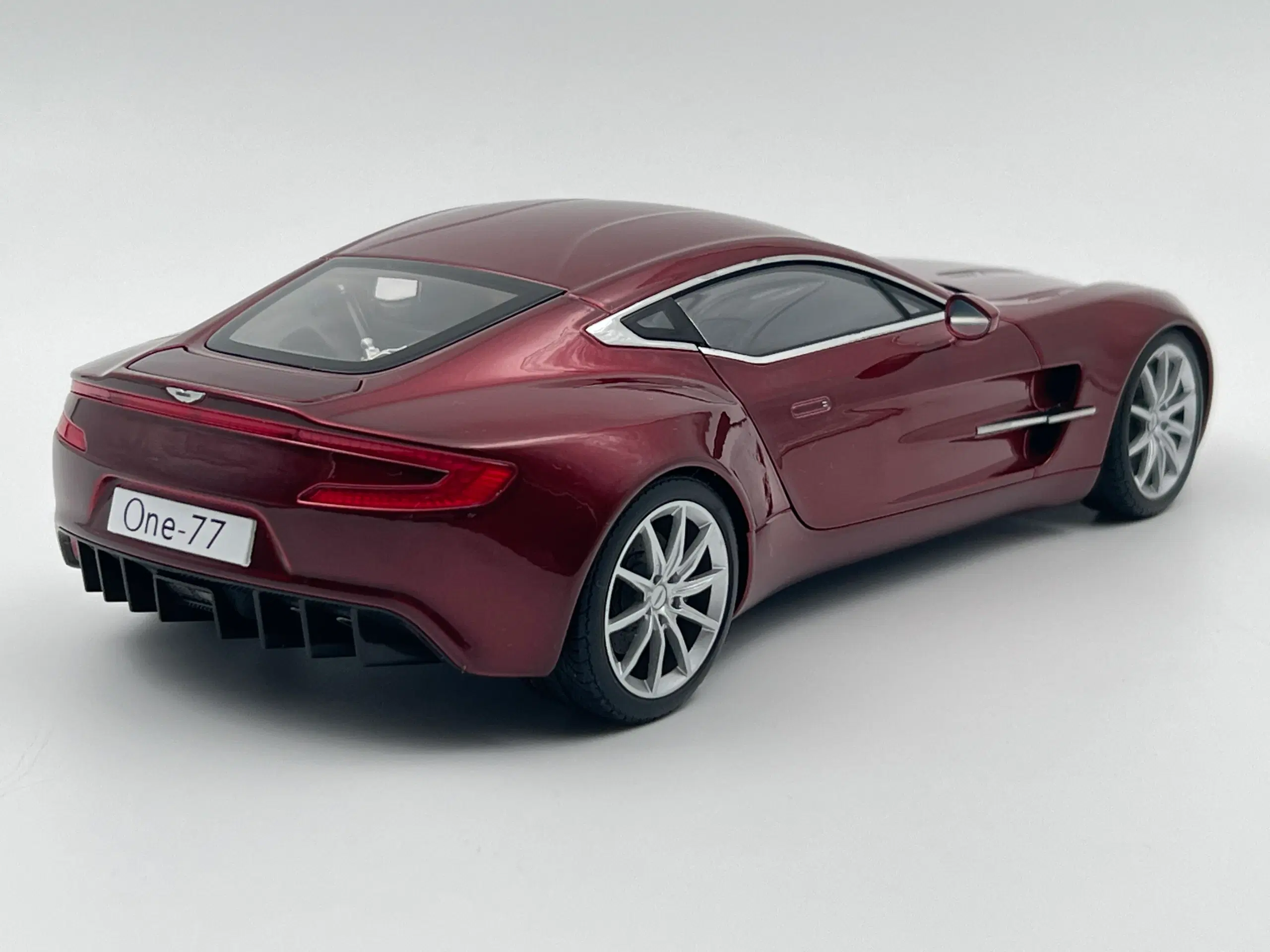 2009 Aston Martin One-77 AUTOart Signature - 1:18