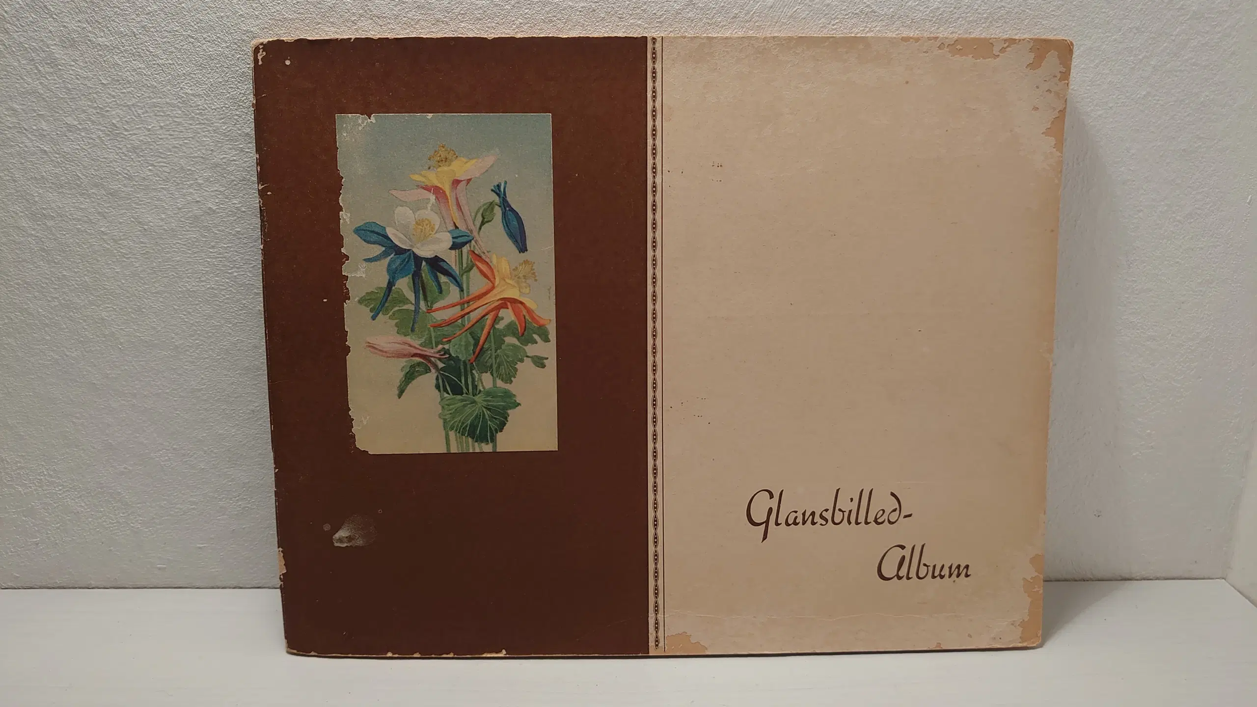 Glansbilledalbum fra ca 1970 med 31 sider pænt