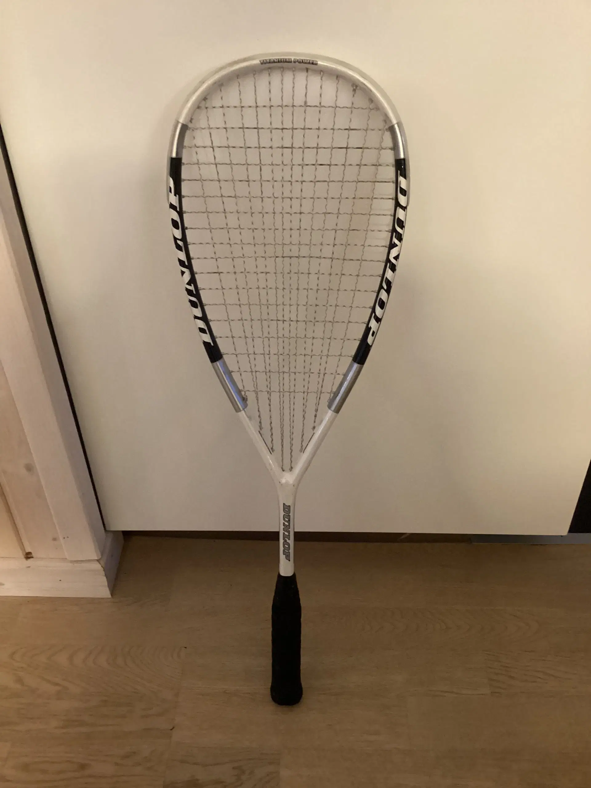 2 Squashketchere: 1 Dunlop  1 PRO KENNEX