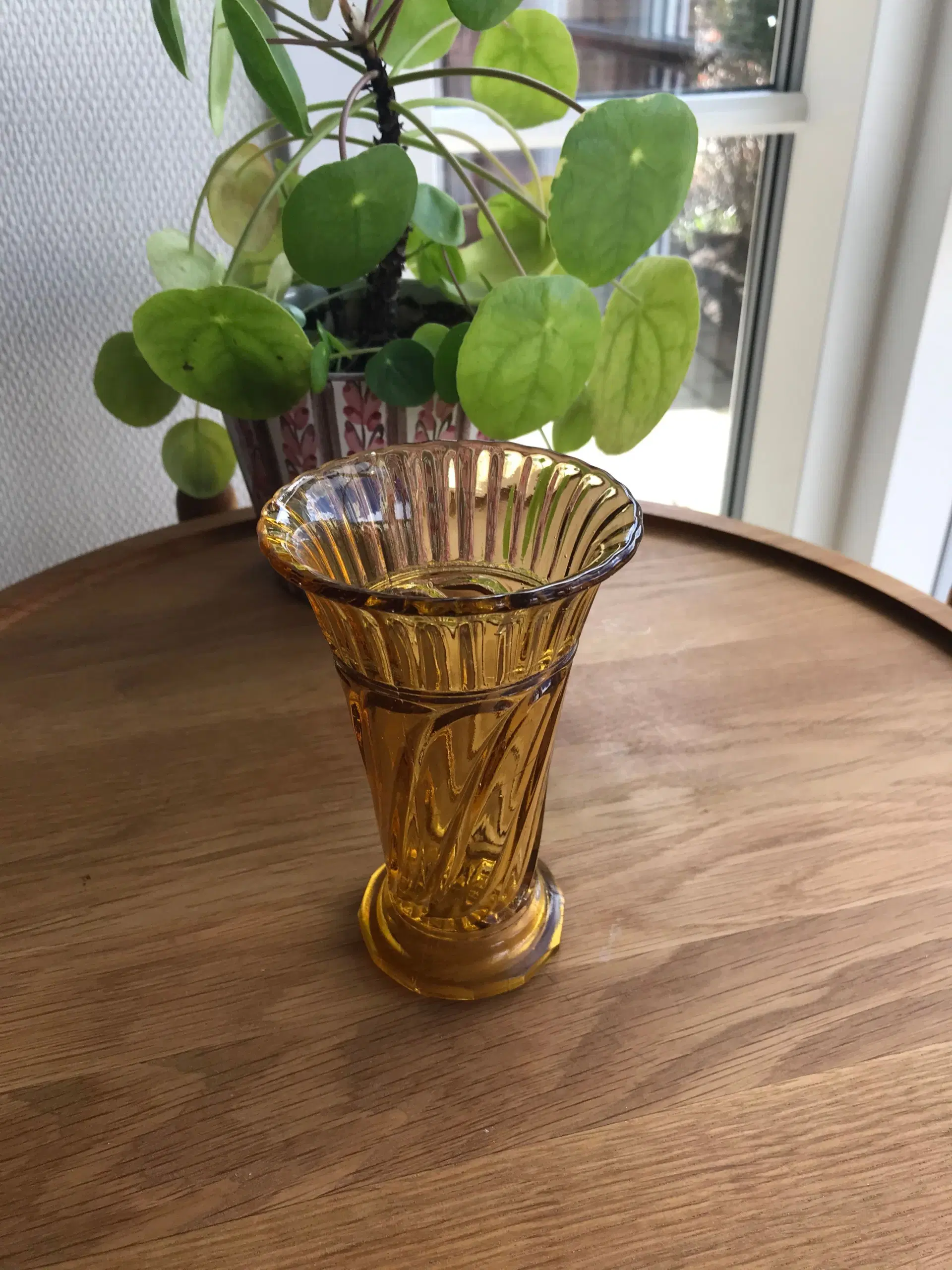 Ravgul vase Skjold fra Holmegaard