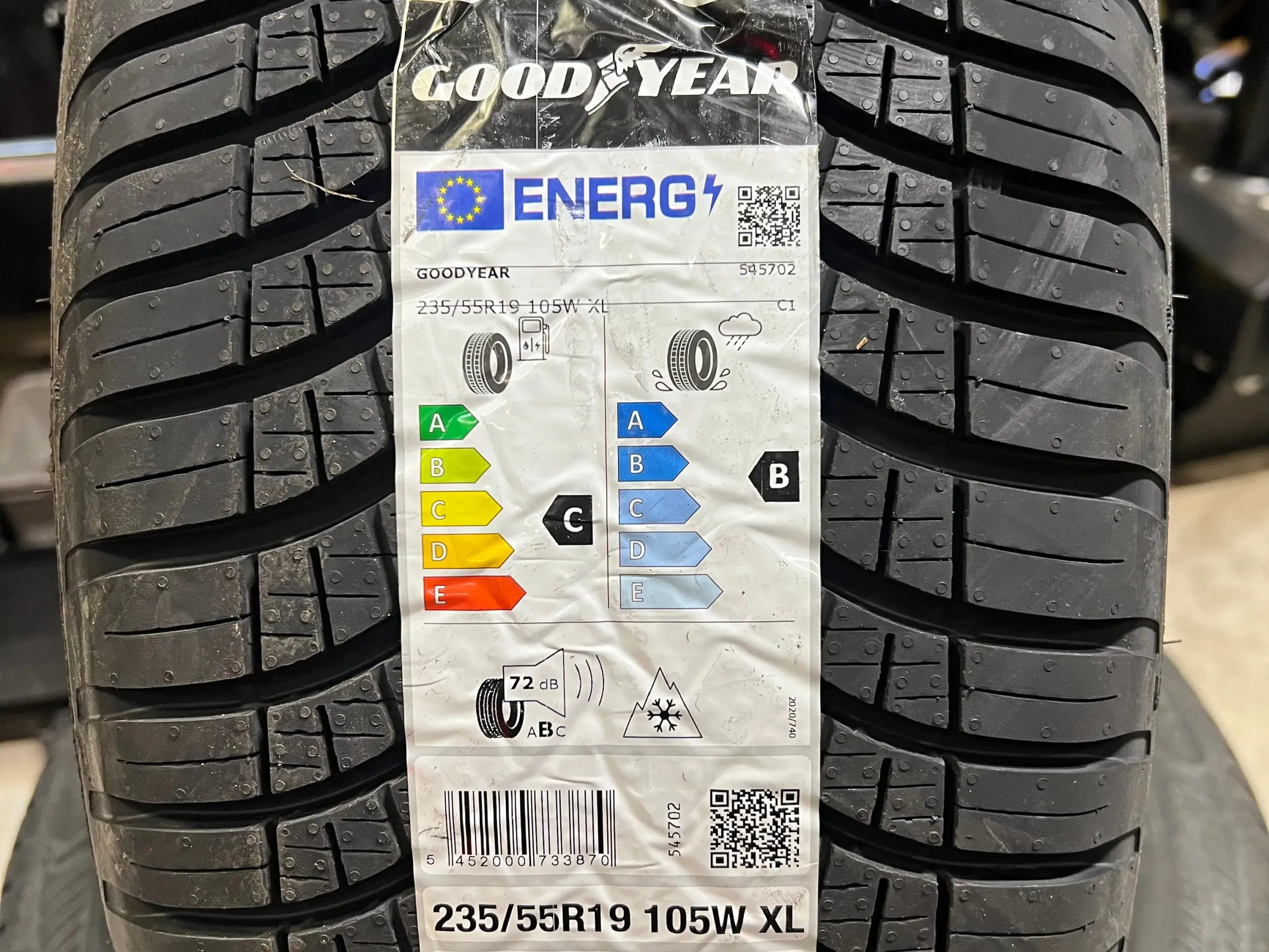 Goodyear helårsdæk 235/55 19 105w