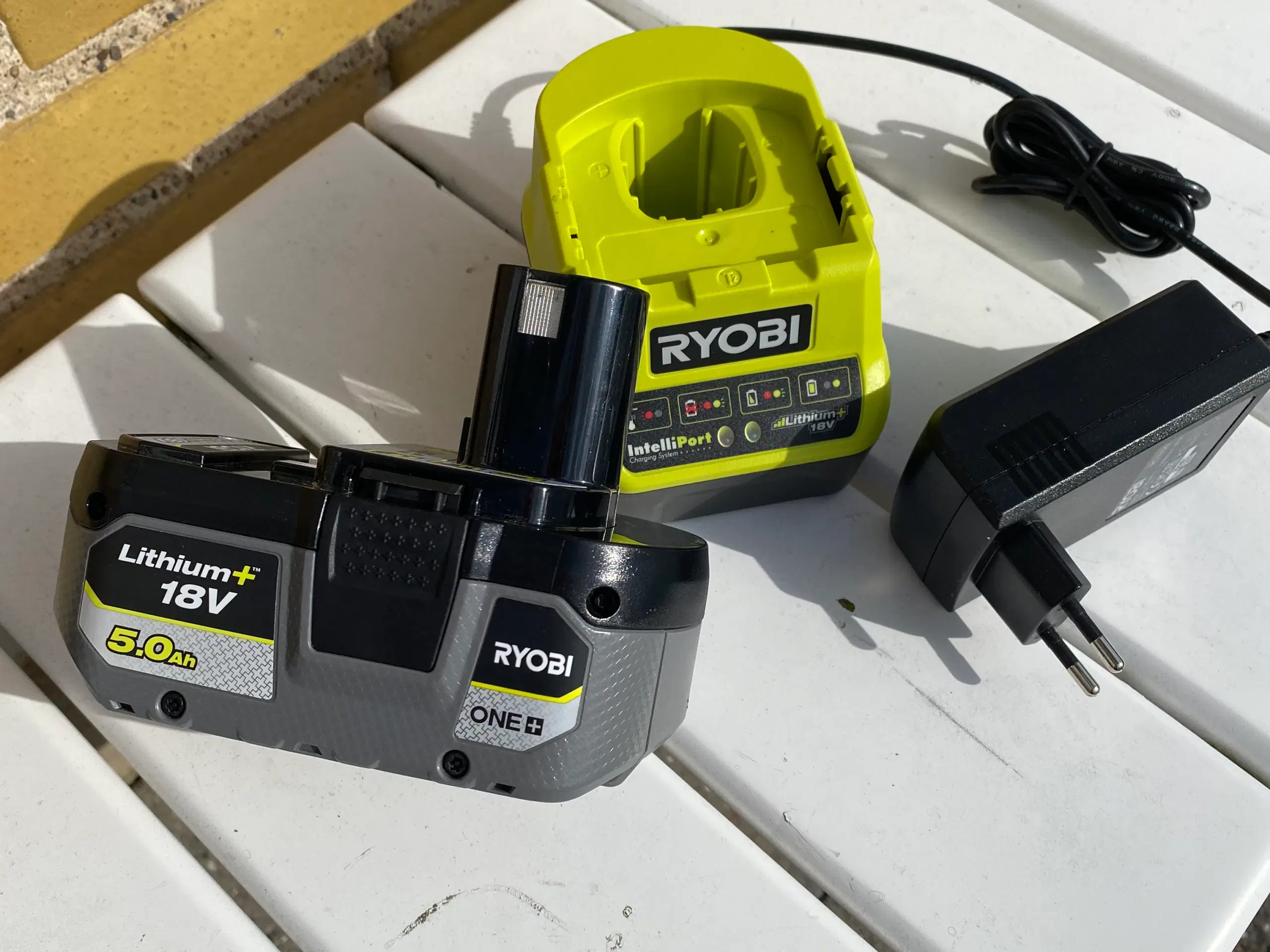 Ryobi fejemaskine m batteri og oplader