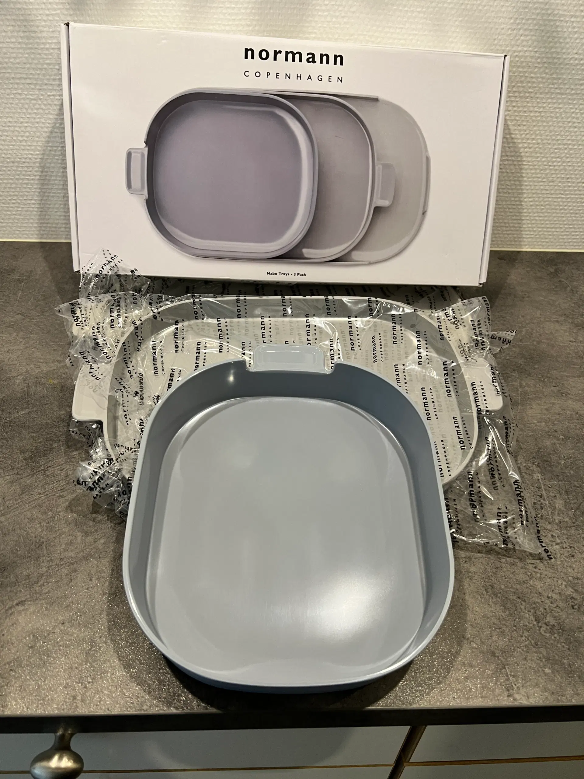 Normann Copenhagen Nabo Tray grå - sæt med 3 bakke