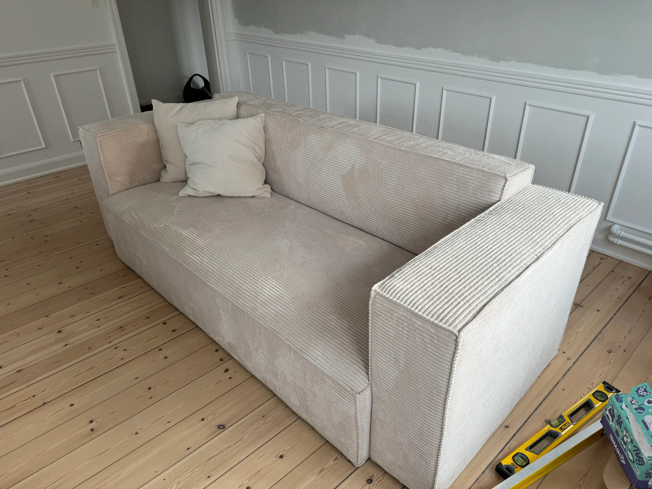 Sofa i hvid/beige fløjl