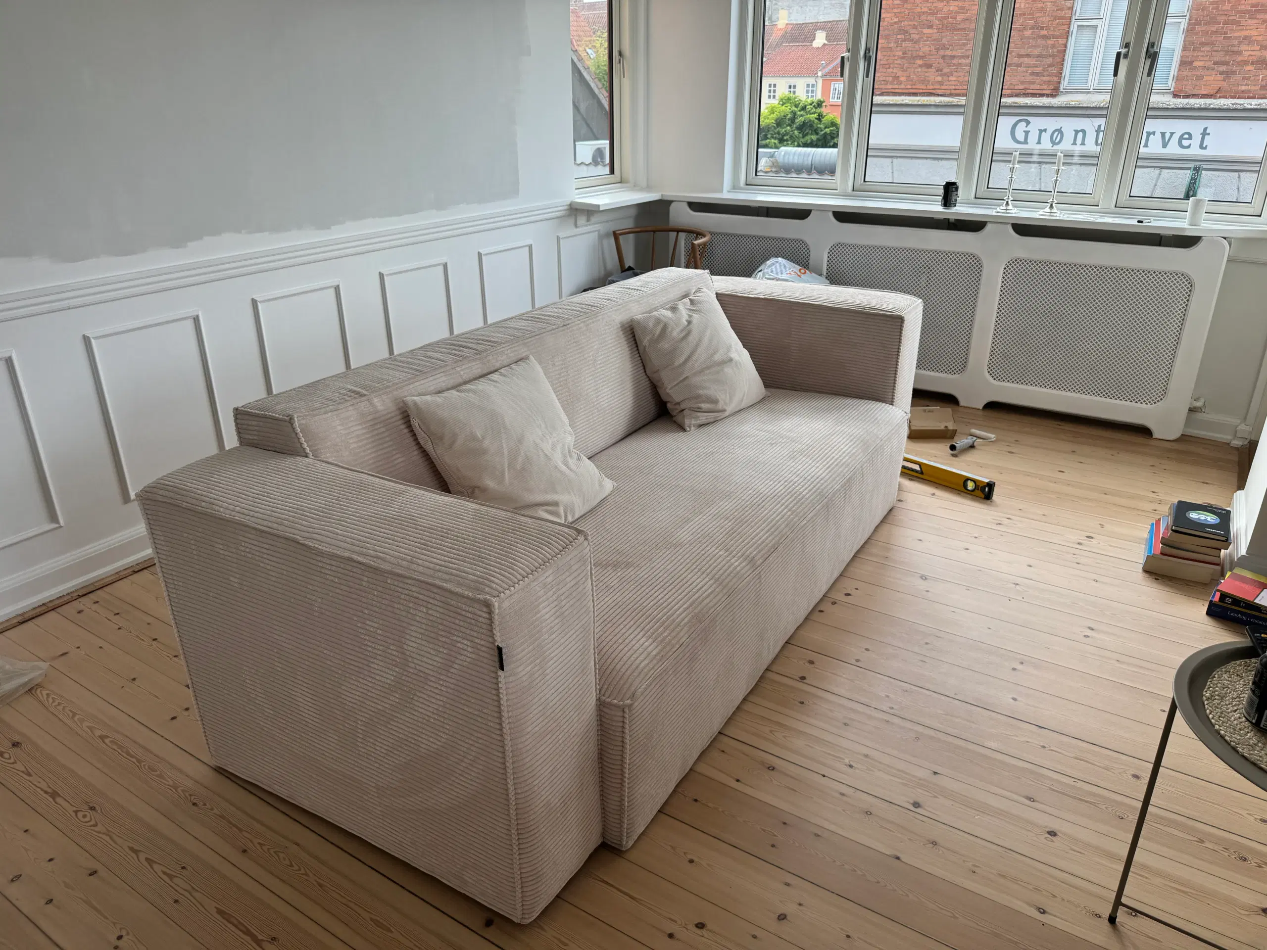 Sofa i hvid/beige fløjl