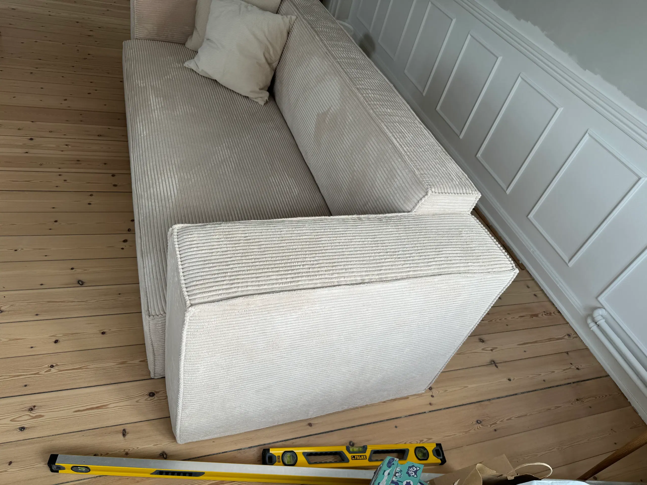 Sofa i hvid/beige fløjl