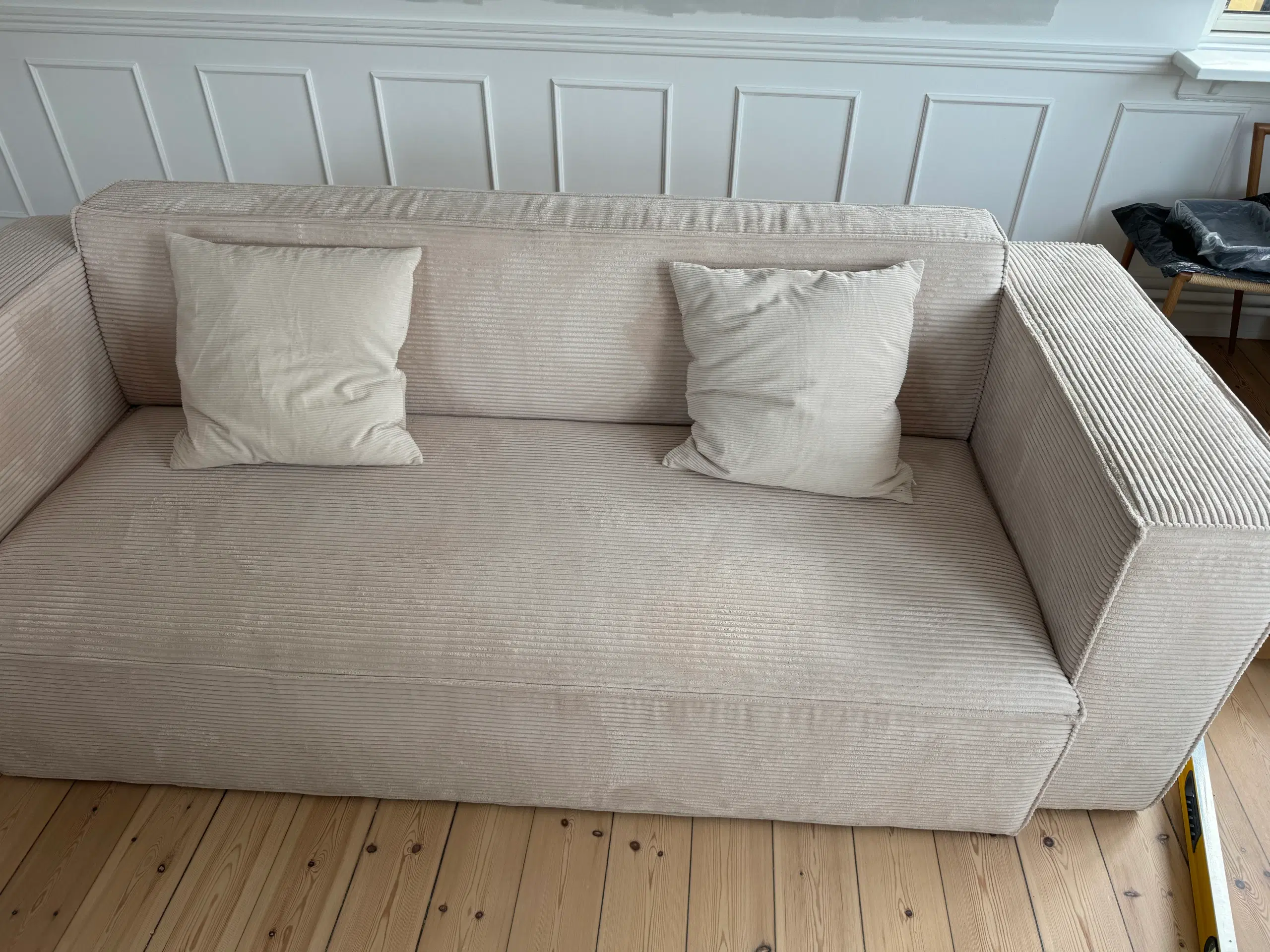 Sofa i hvid/beige fløjl