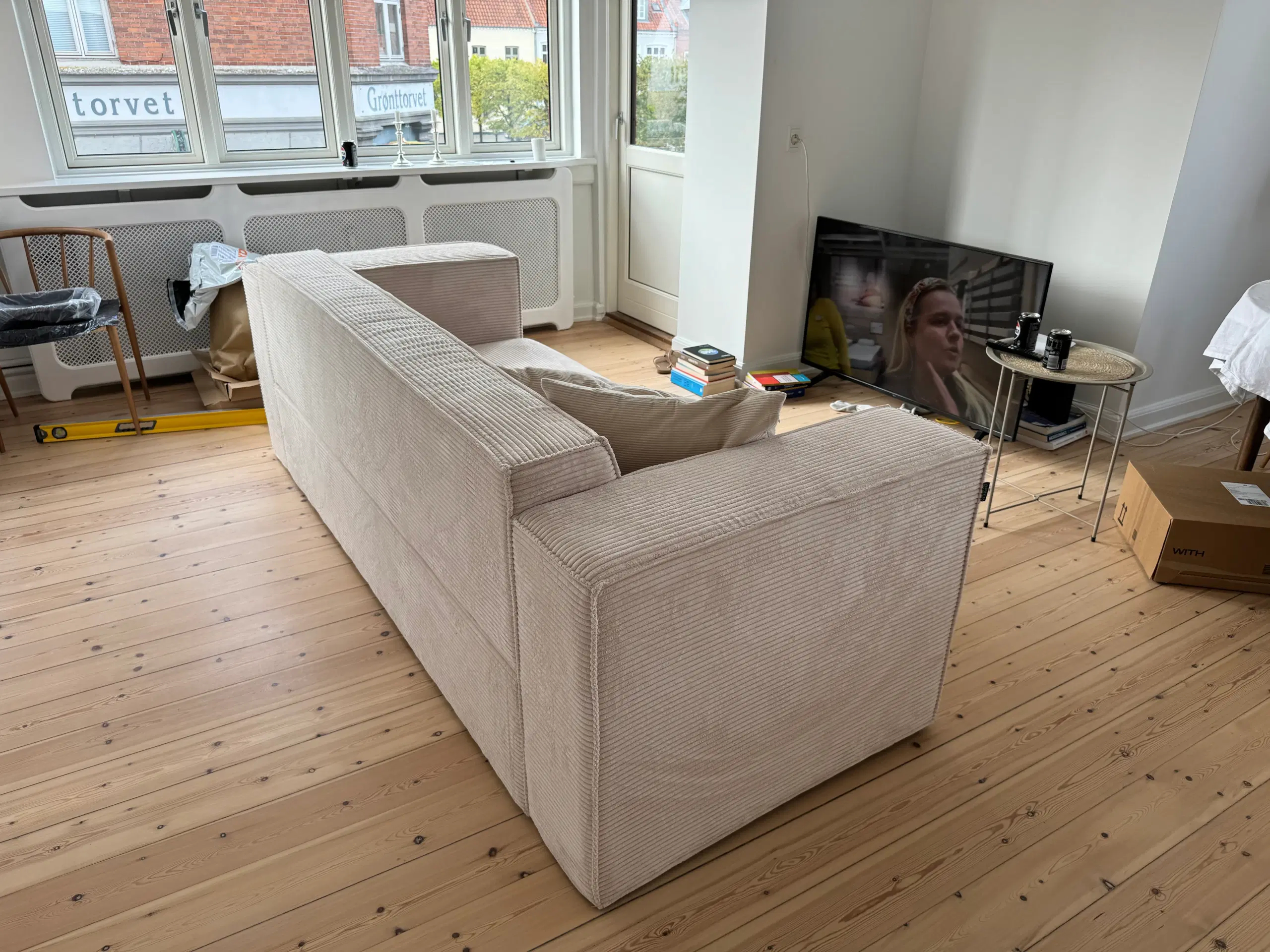 Sofa i hvid/beige fløjl