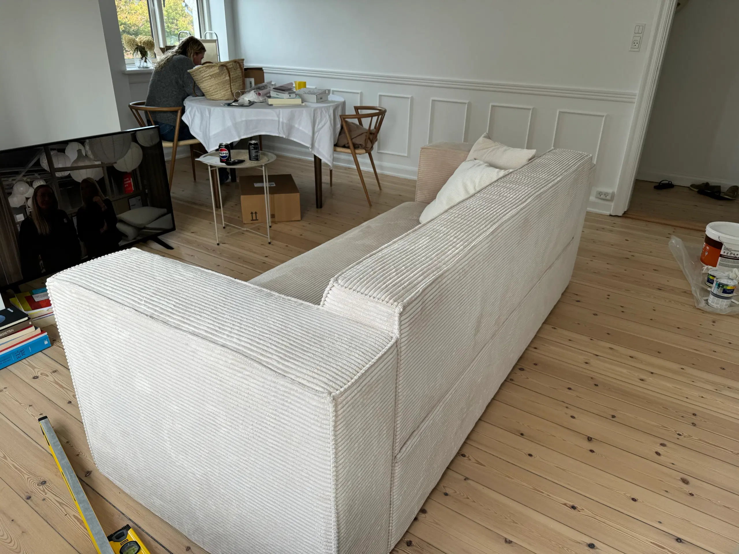 Sofa i hvid/beige fløjl