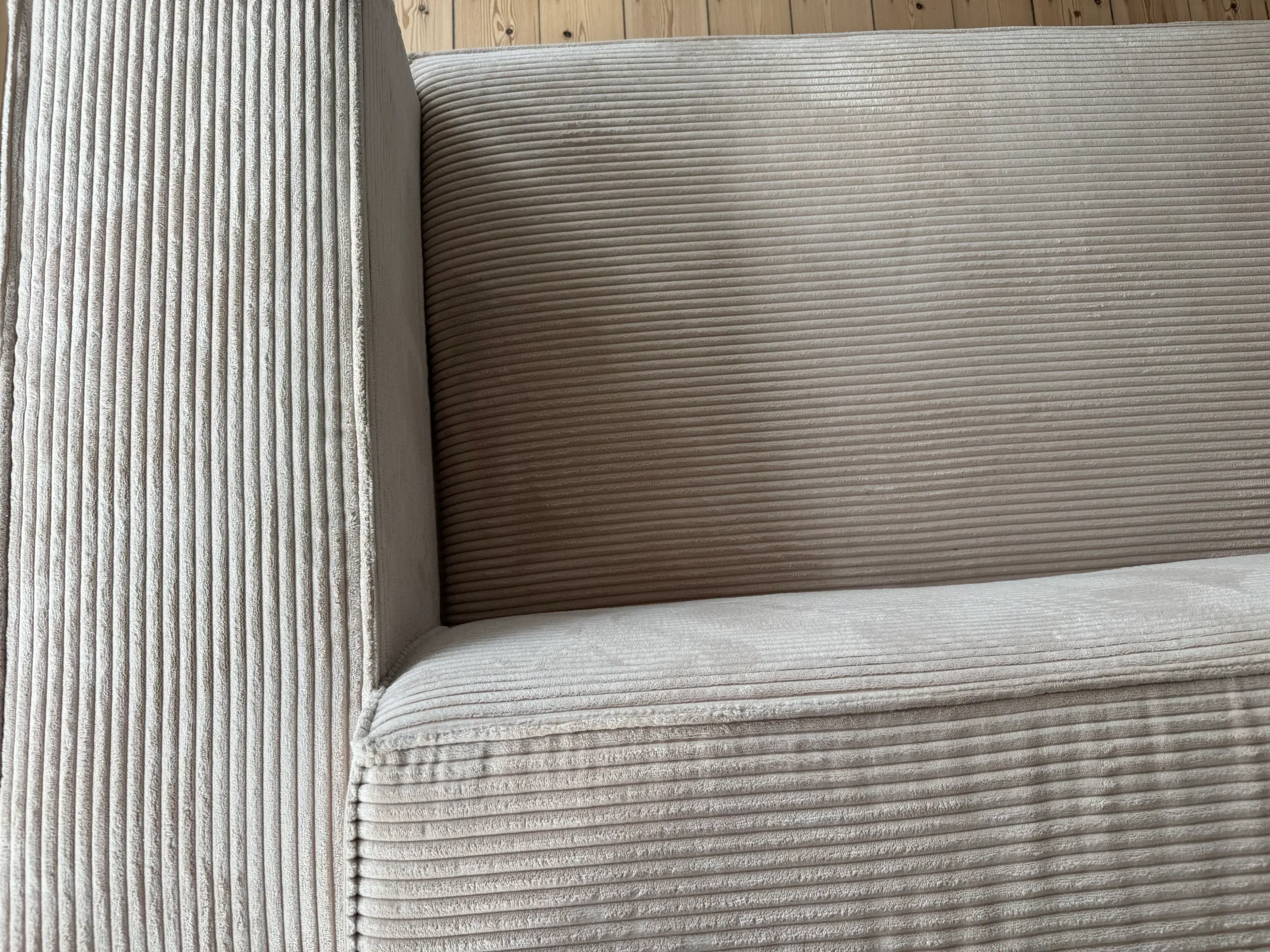 Sofa i hvid/beige fløjl