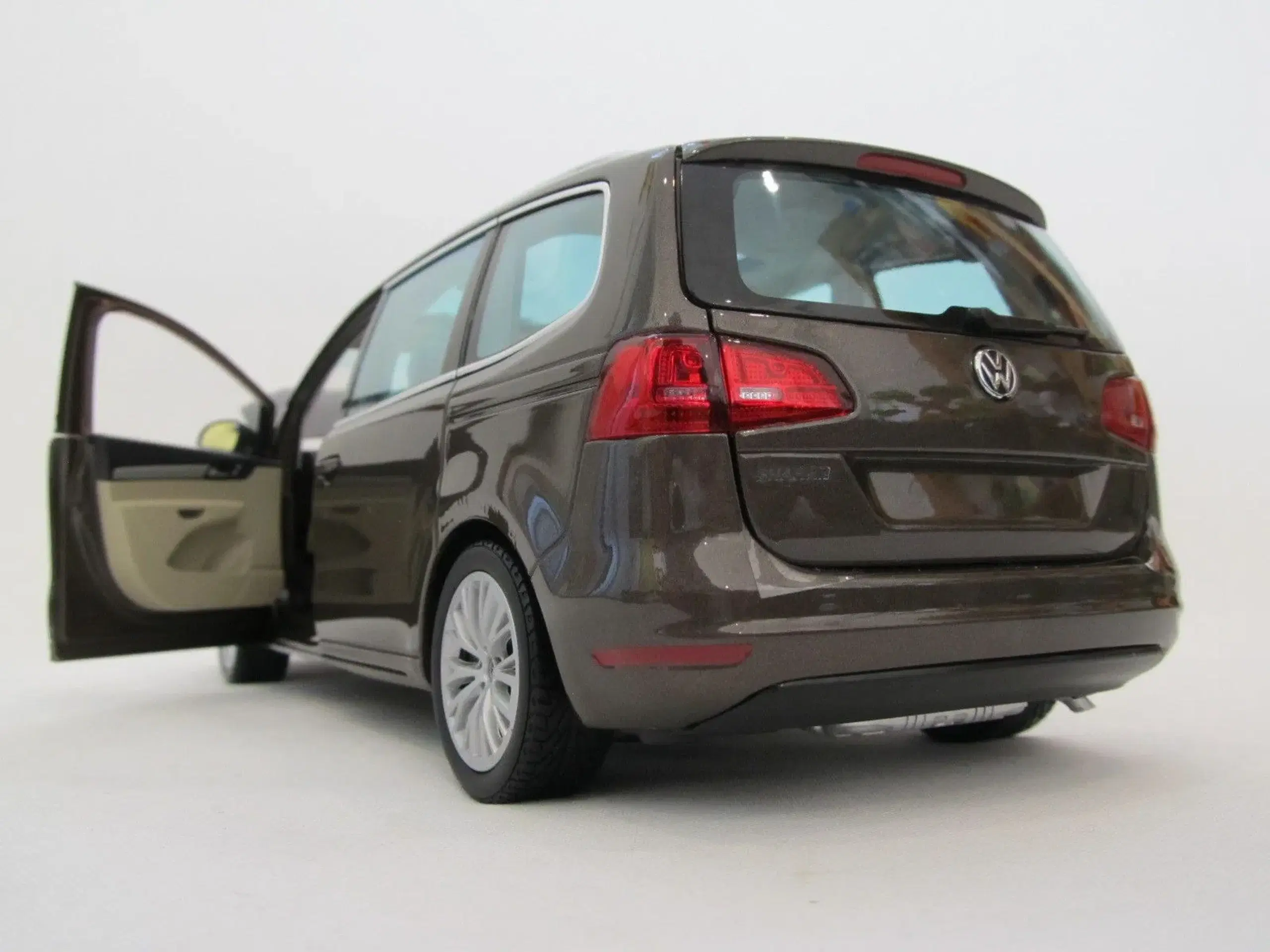 2010 VW Sharan TDI 1:18  Limited edition