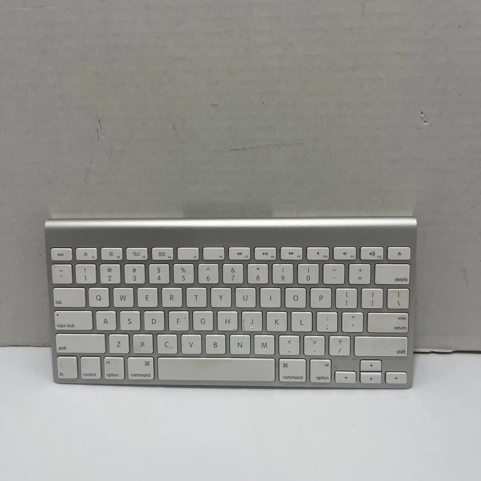 Mac Pro 2013 med Apple 24 tommer skærm og tastatur