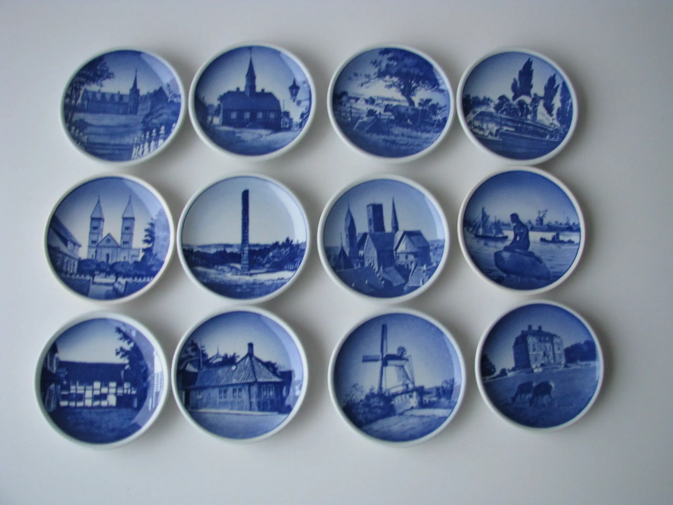 NY PRIS 24 Miniplatter fra Royal Copenhagen i fin