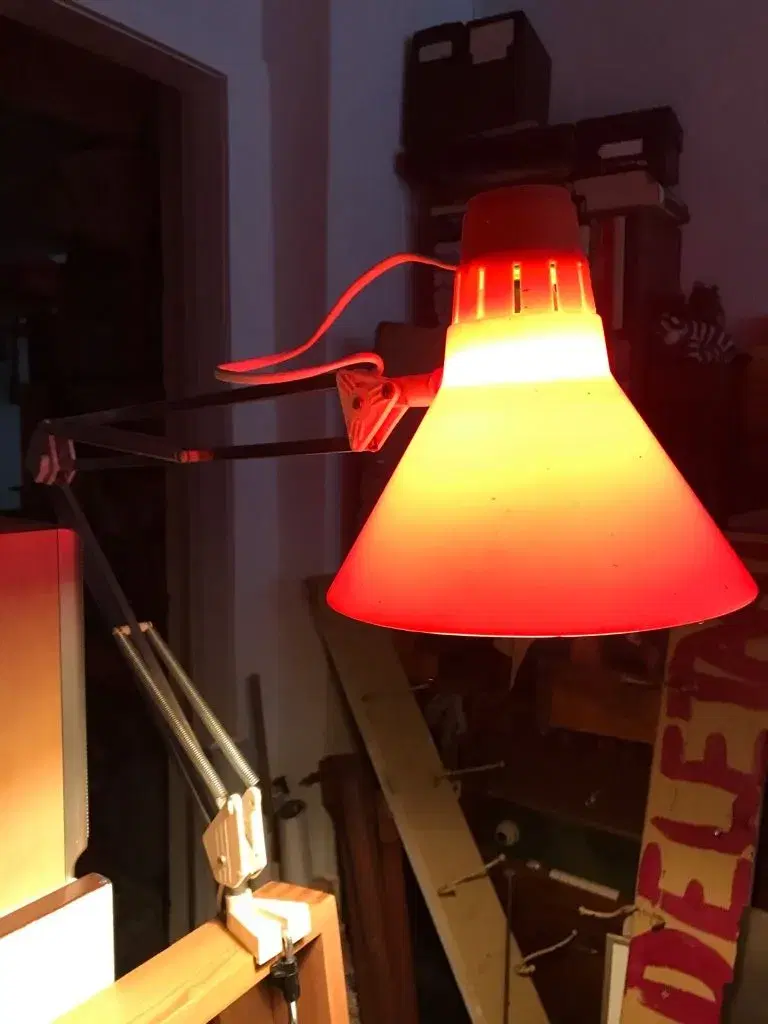 Rød-orange flot arkitektlampe