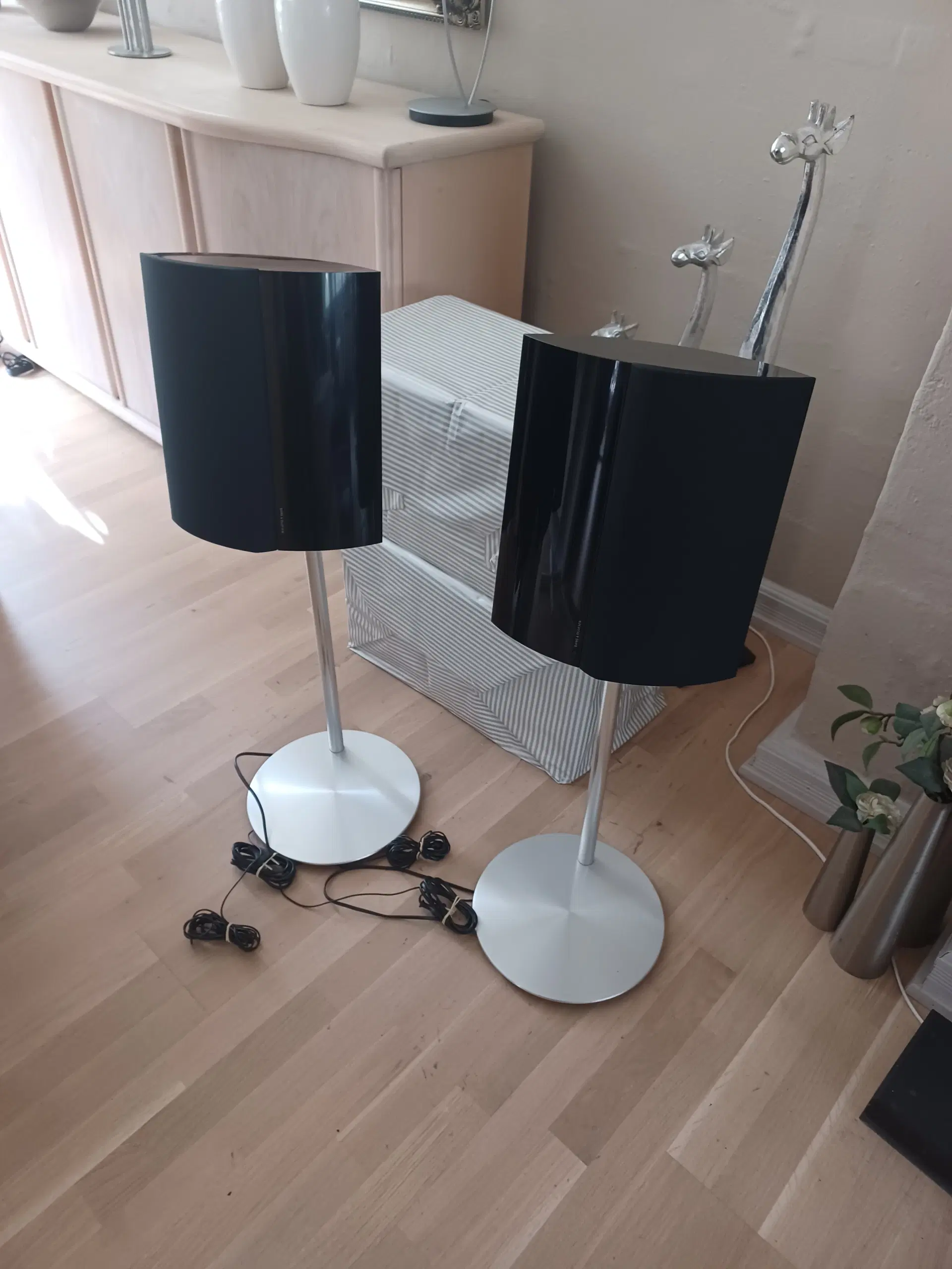 Beolab 4000 på elegante alustandere