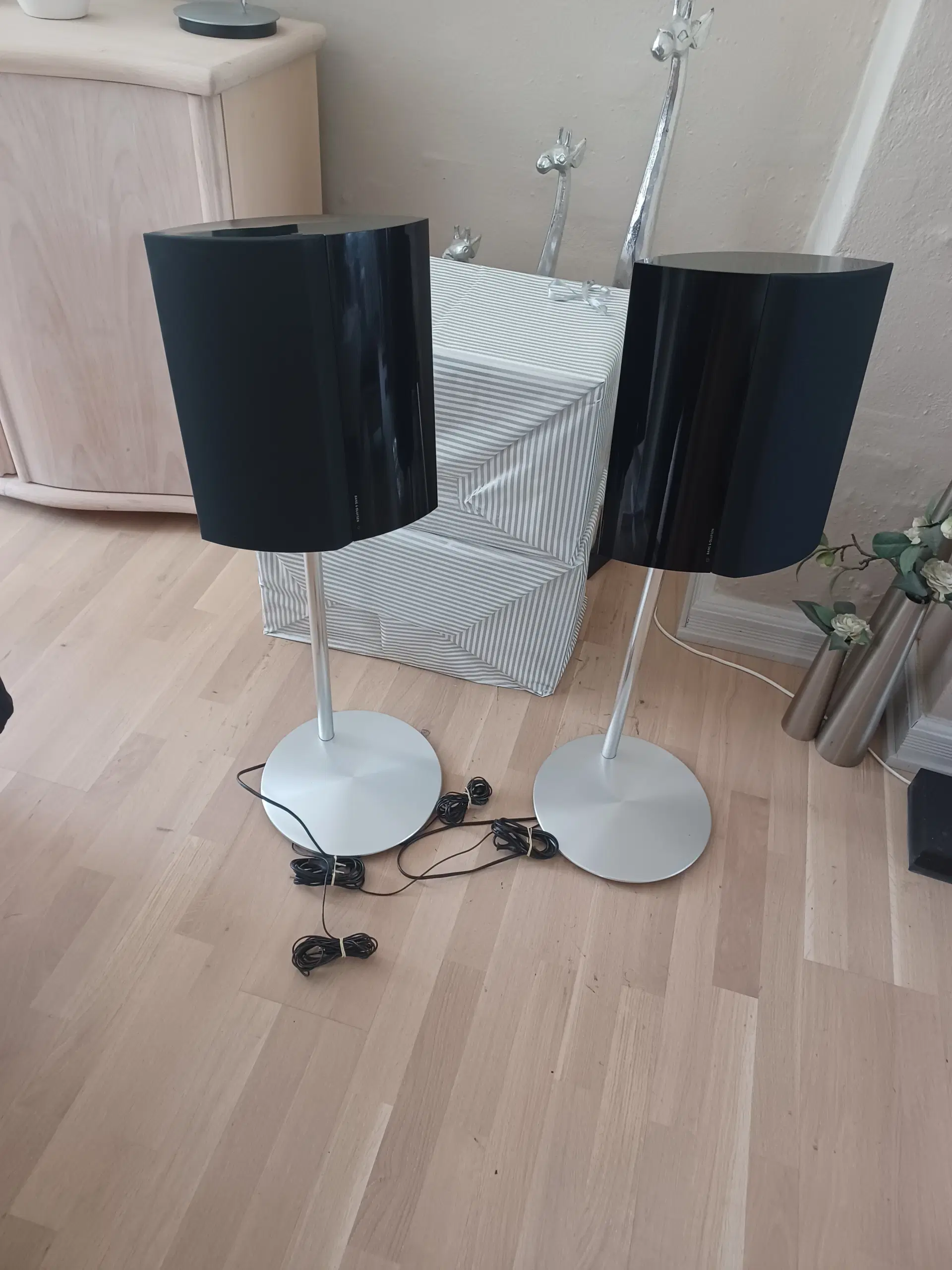 Beolab 4000 på elegante alustandere