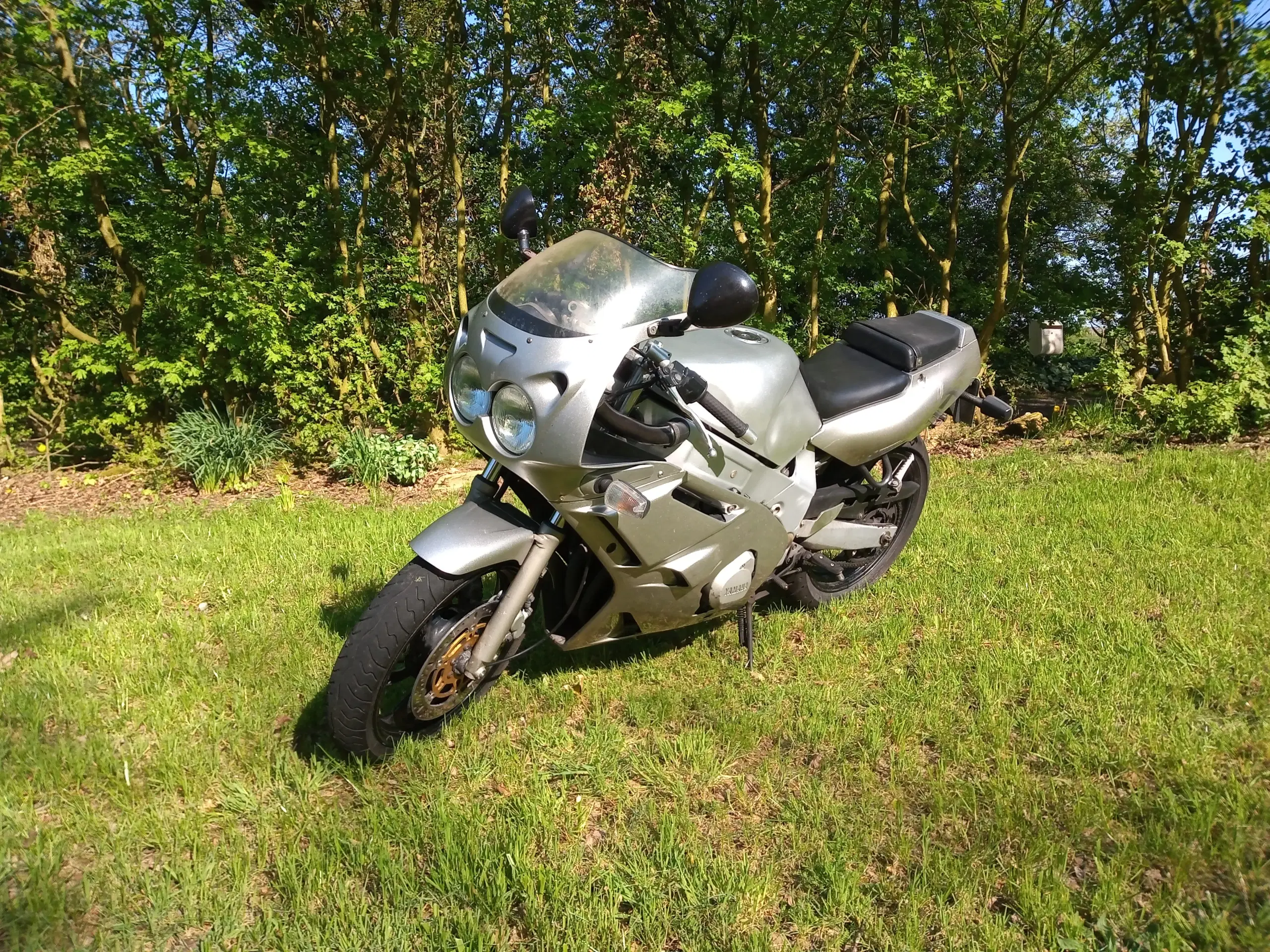 Yamaha FZR 600