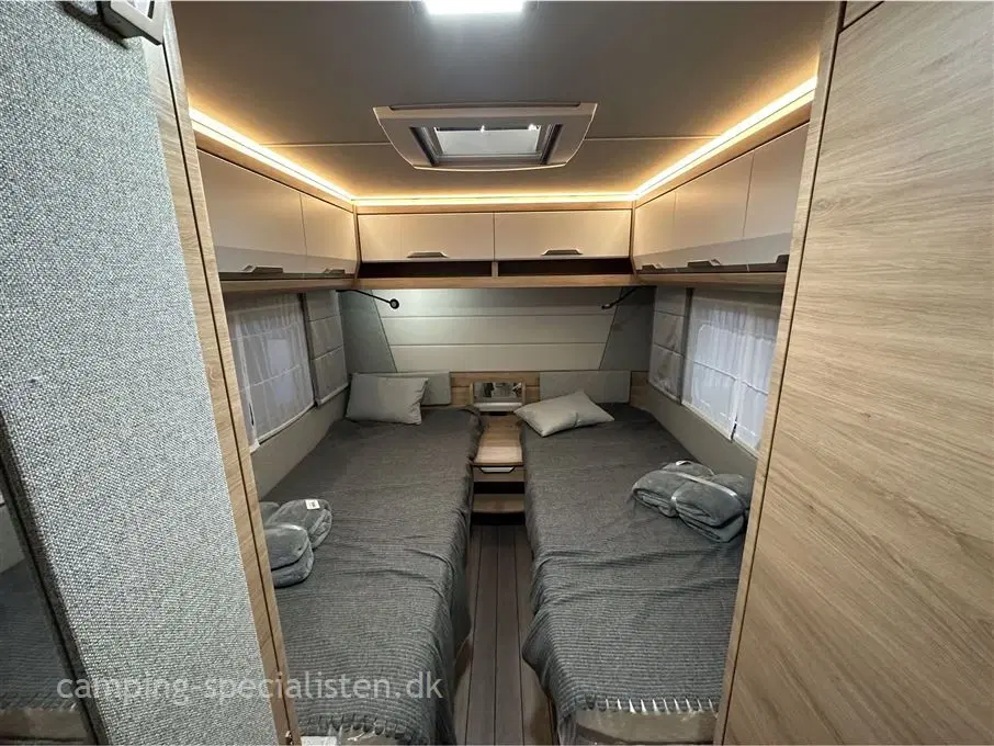 2024 - Knaus Sudwind 540 UE 60 Years   En flot Knaus Südwind 540 UE model 2024 kan snart ses hos Camping-Specialistendk