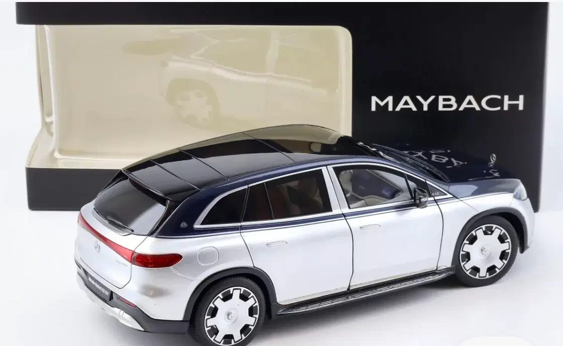 1:18 Mercedes Maybach 680 EQS SUV