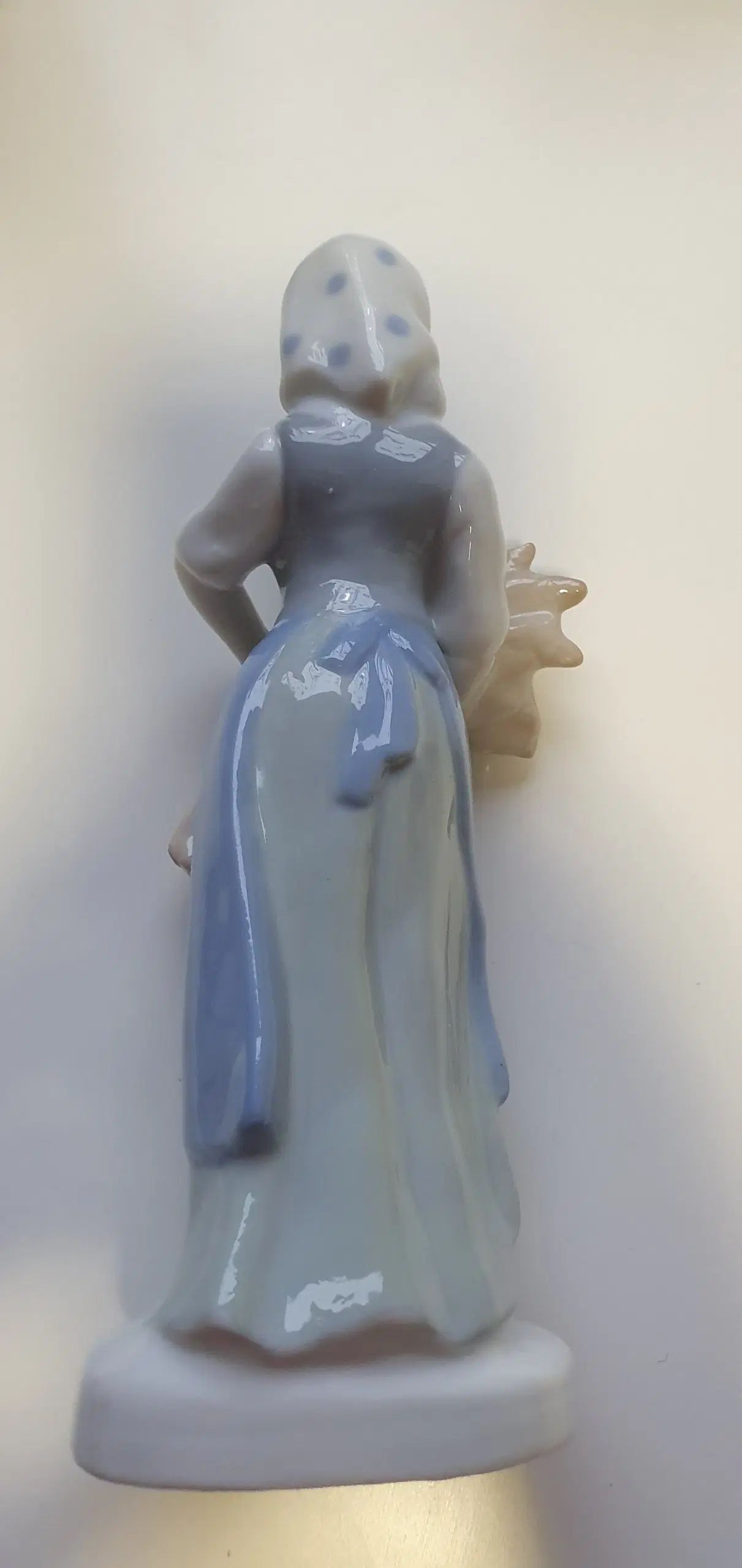 Porcelænsfigur - Kvinde med korn neg