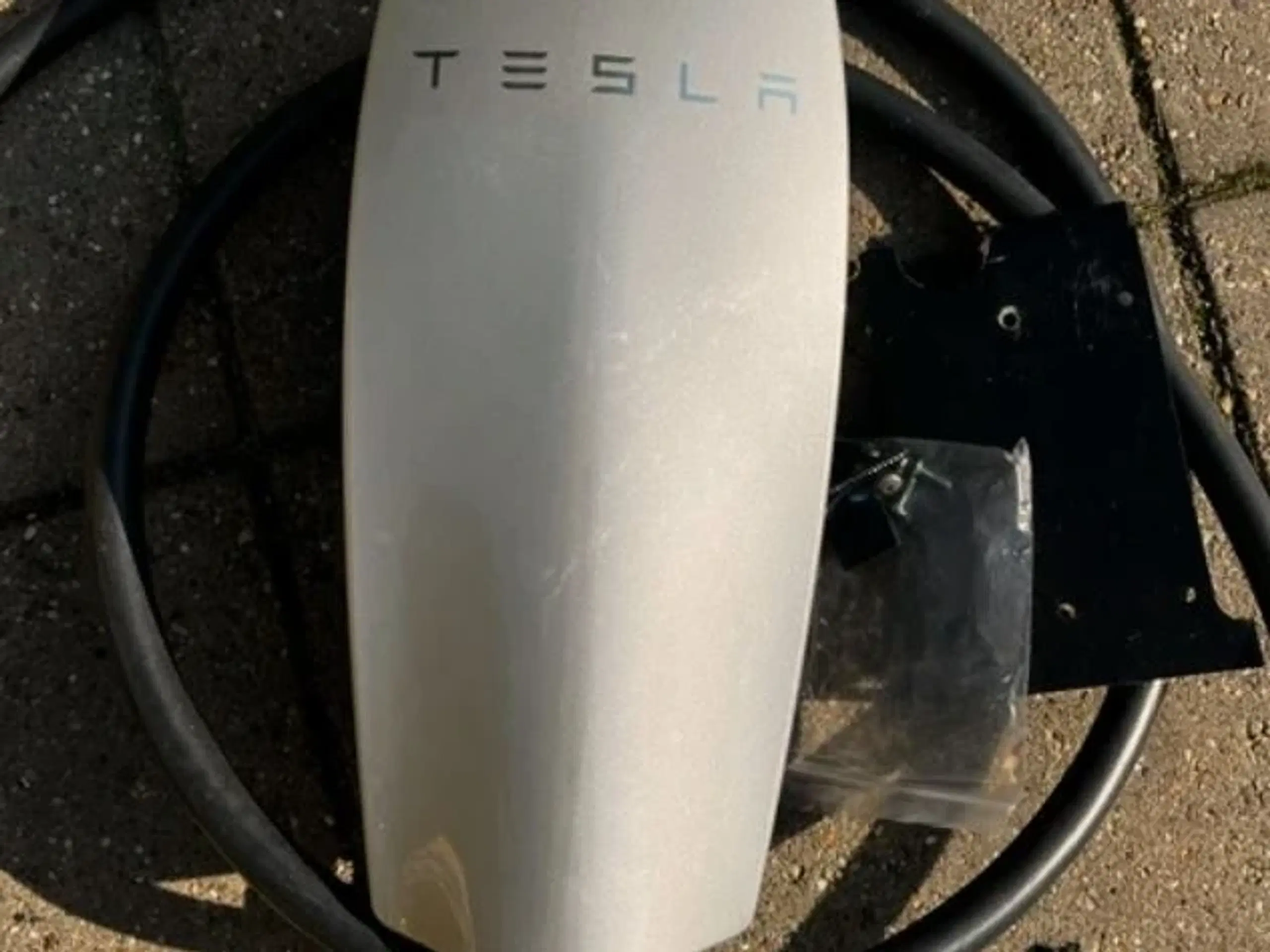 TESLA ladeboks næsten ny