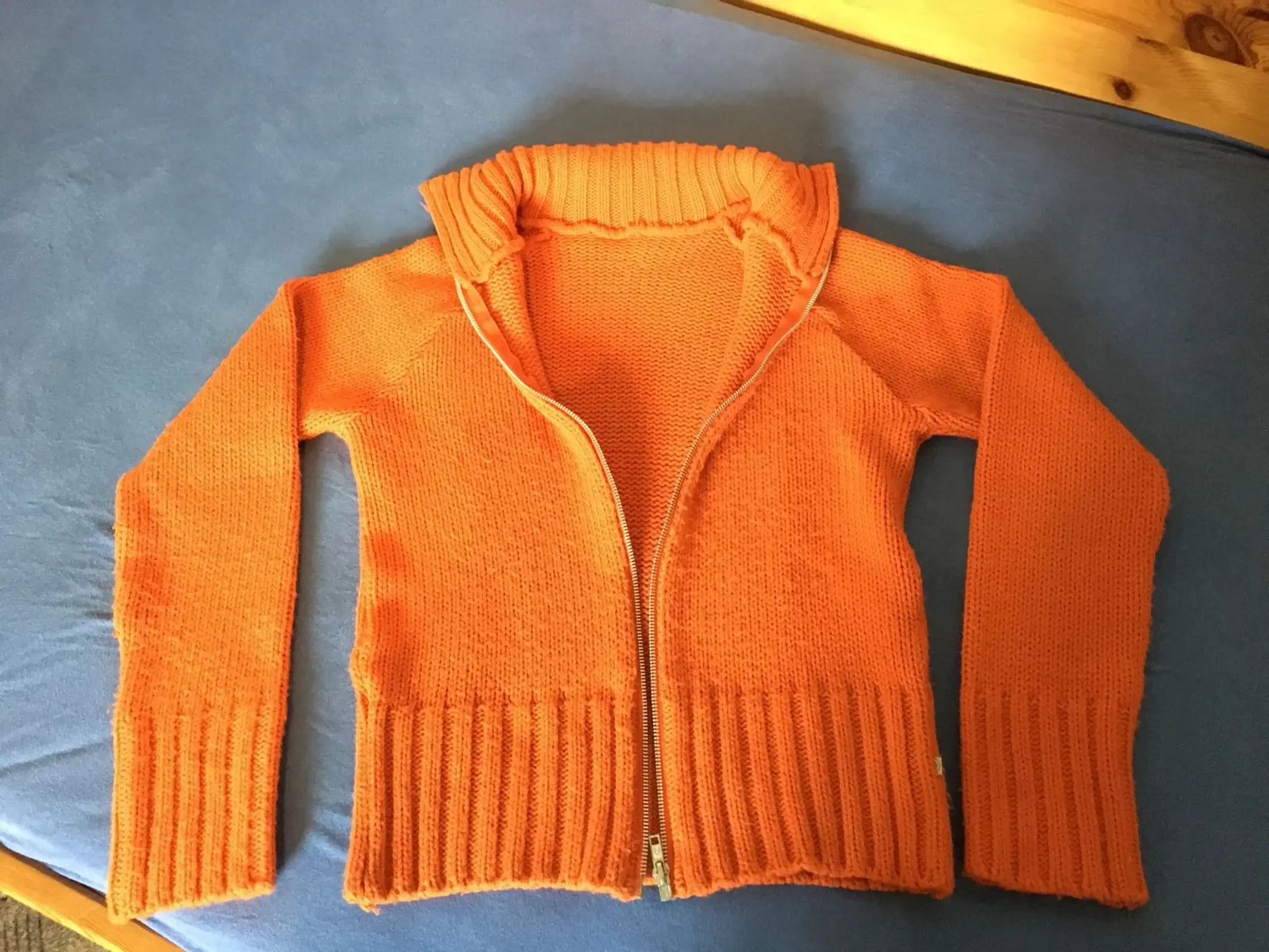 Orange farvet cardigan til salg