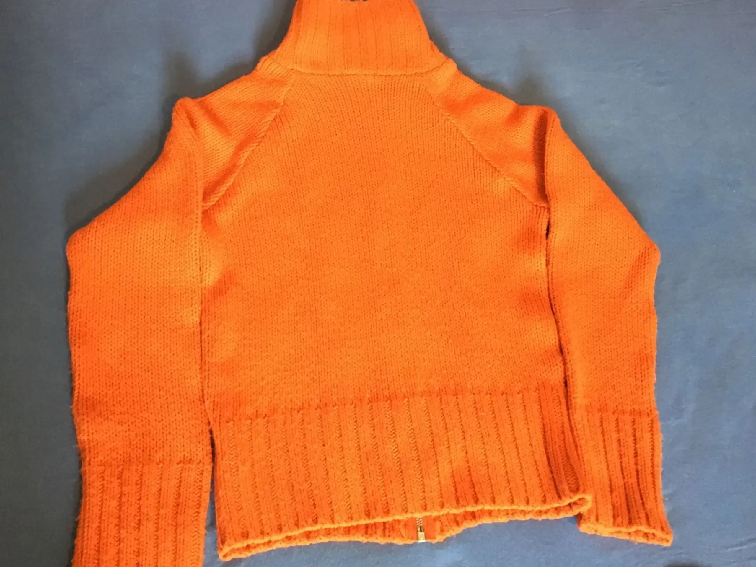 Orange farvet cardigan til salg