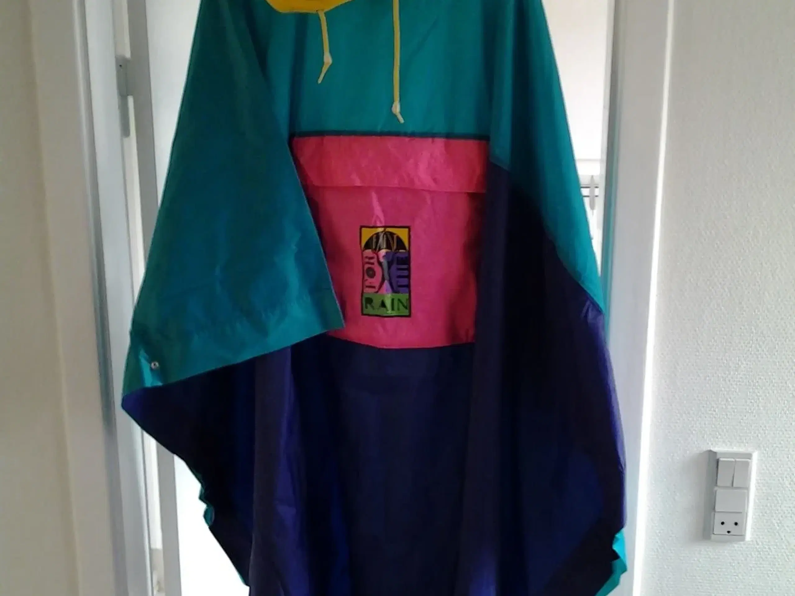 Multifarvet regnponcho