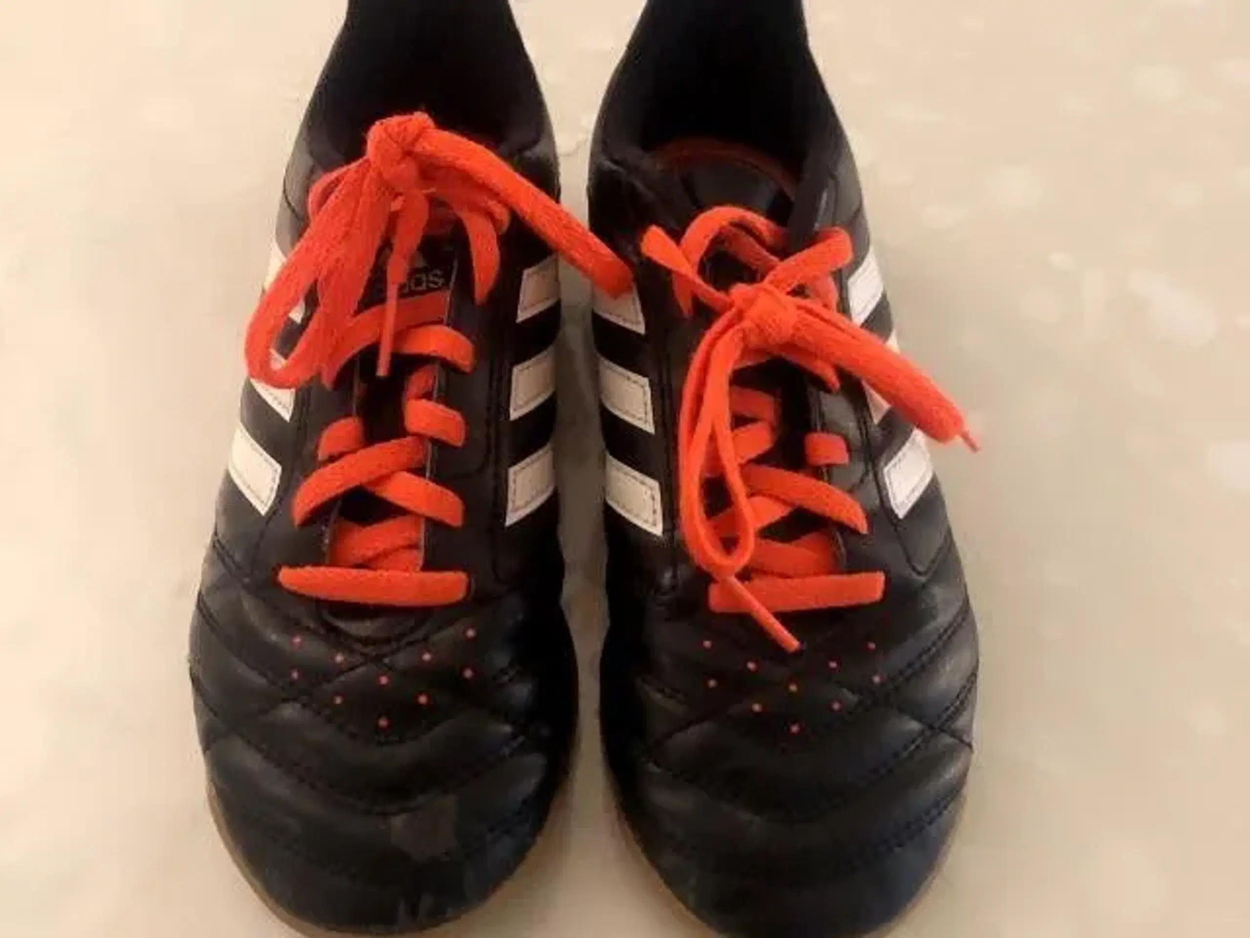 Adidas indendørs fodboldsko med orange bånd 34