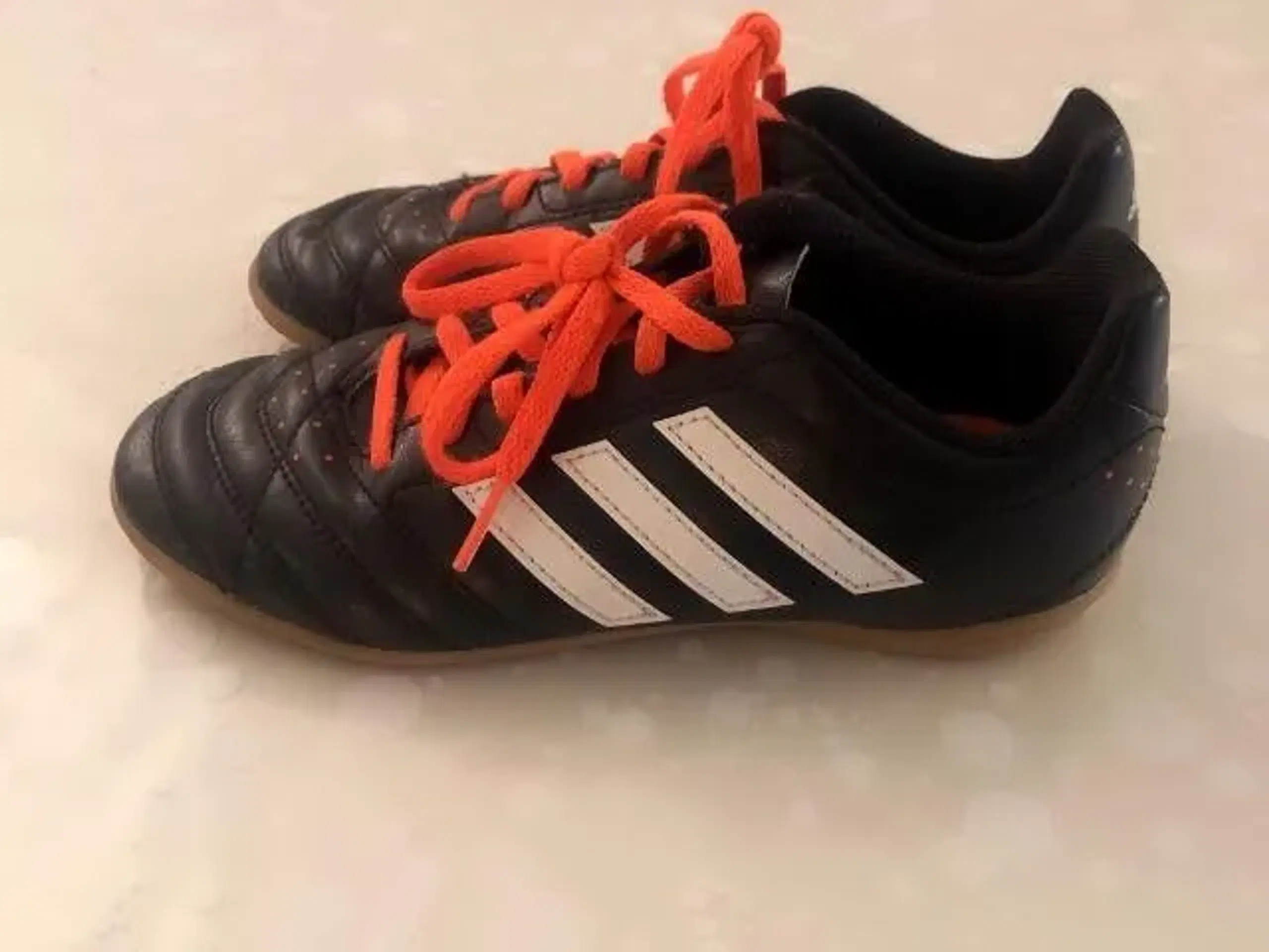 Adidas indendørs fodboldsko med orange bånd 34