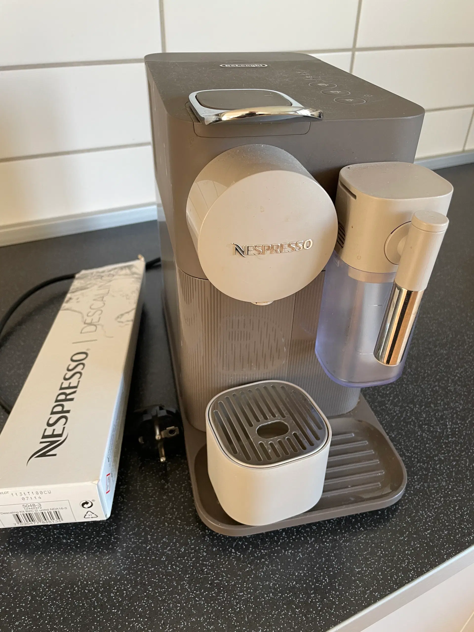 Nespresso DeLonghi kaffemaskine