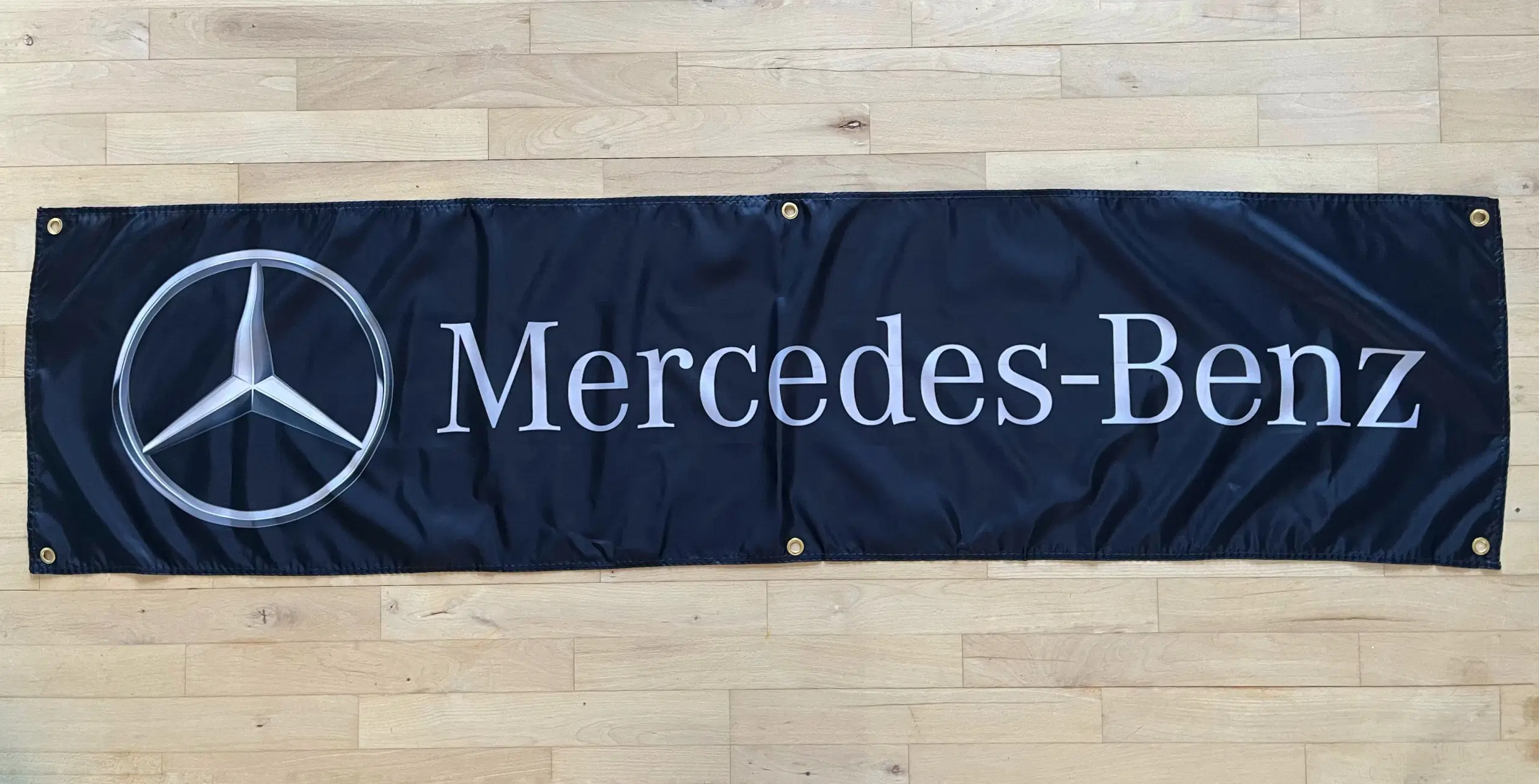 Flag med Mercedes-Benz